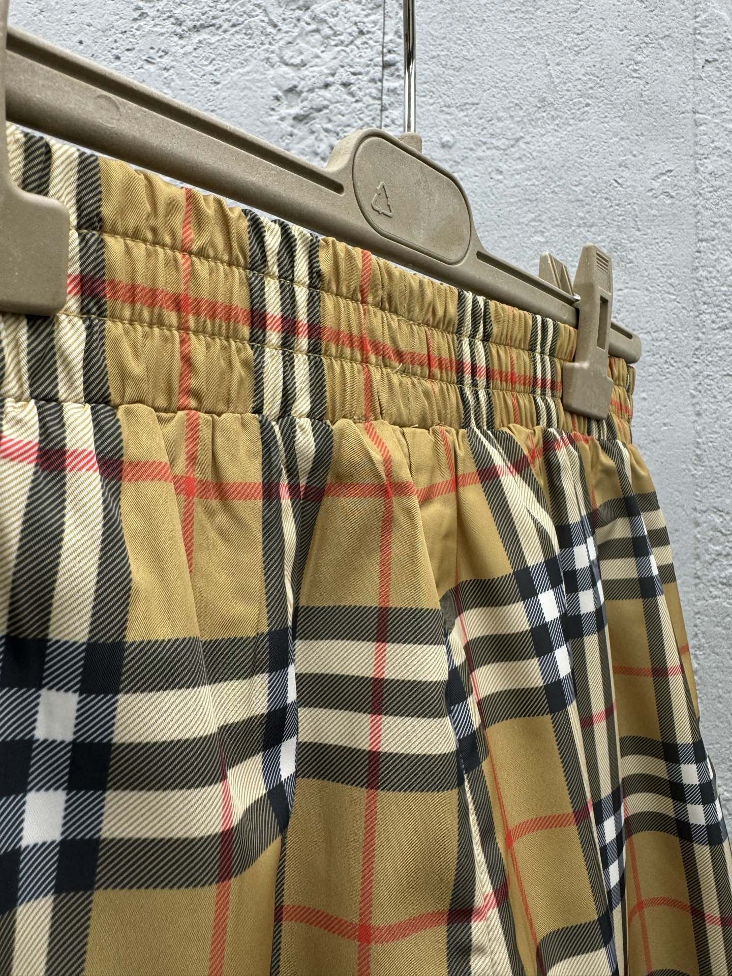 Burberry 格纹沙滩短裤 9