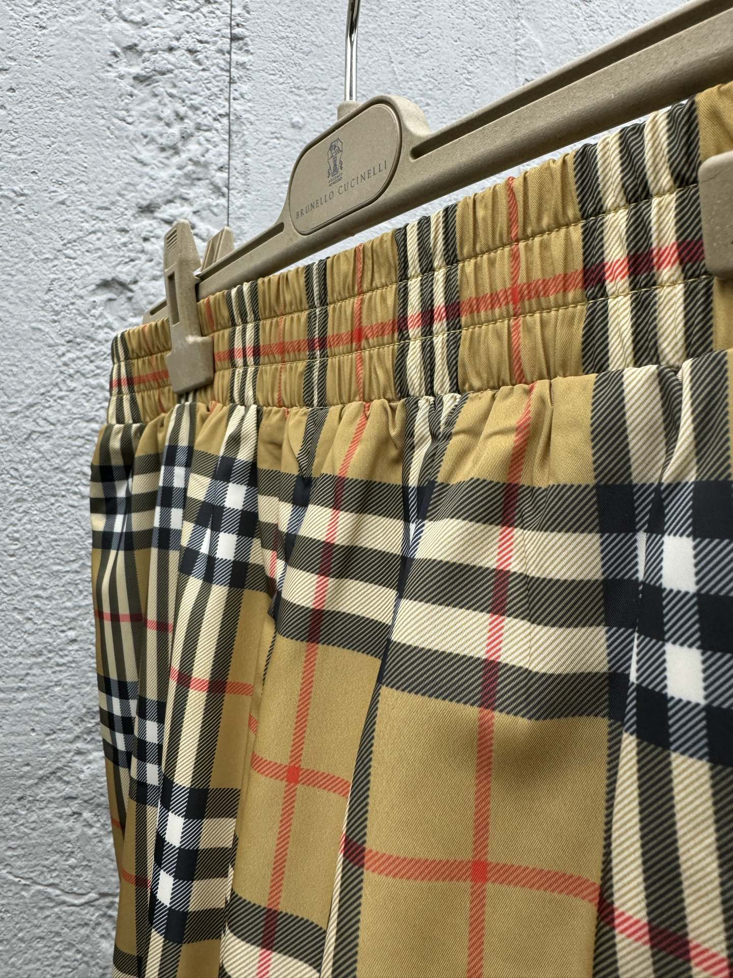 Burberry 格纹沙滩短裤 8