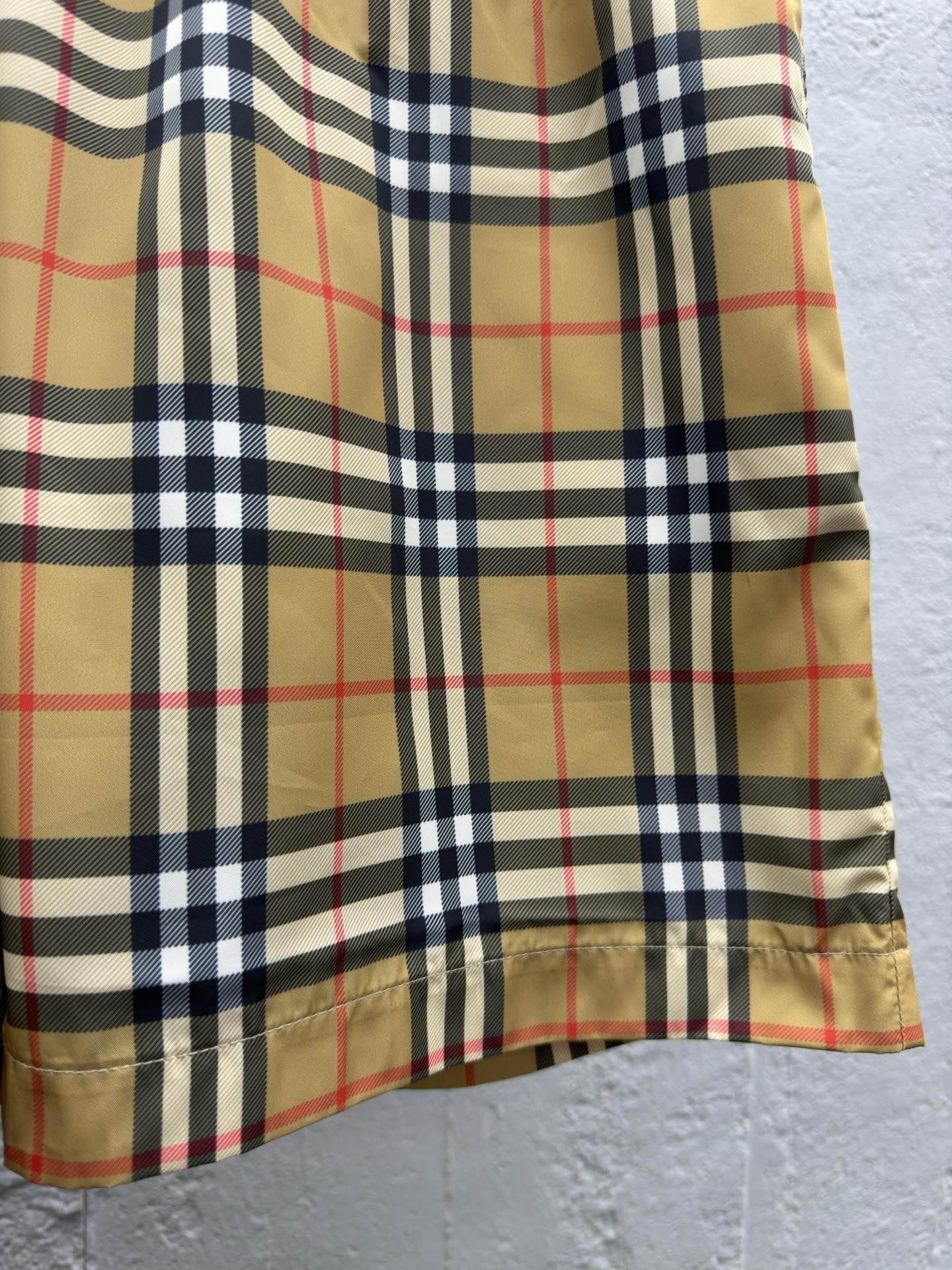 Burberry 格纹沙滩短裤 7