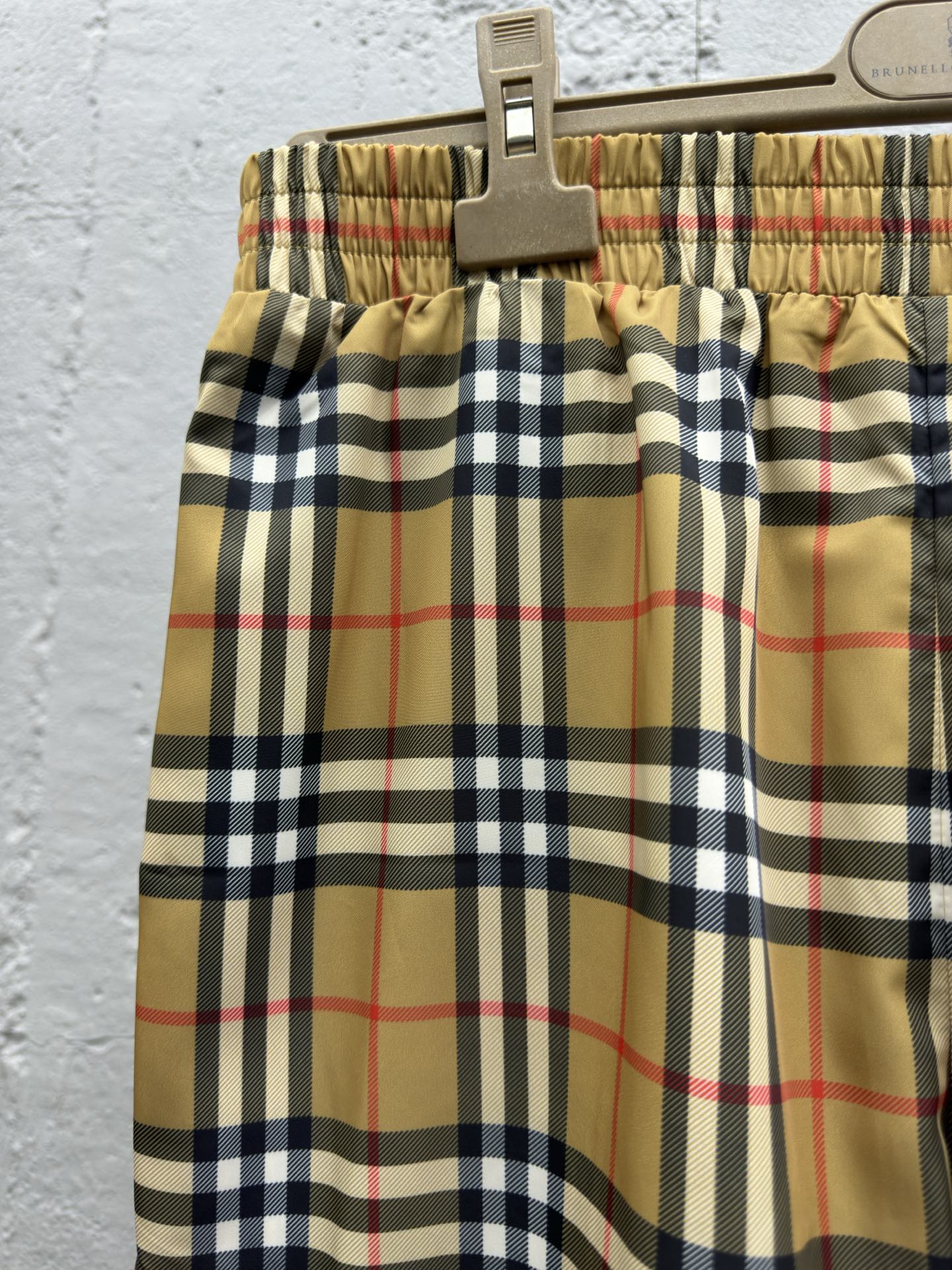 Burberry 格纹沙滩短裤 4