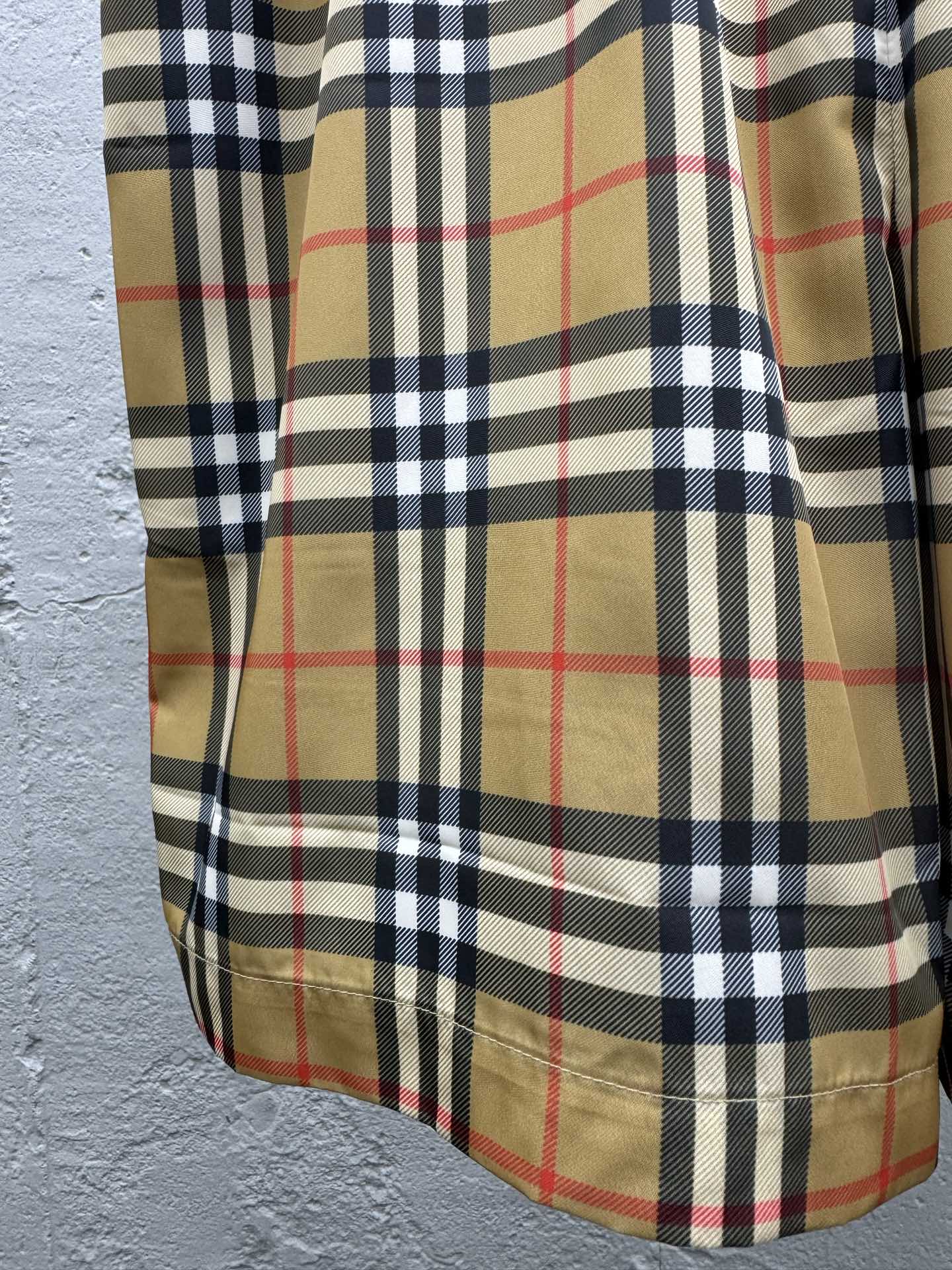 Burberry 格纹沙滩短裤 6
