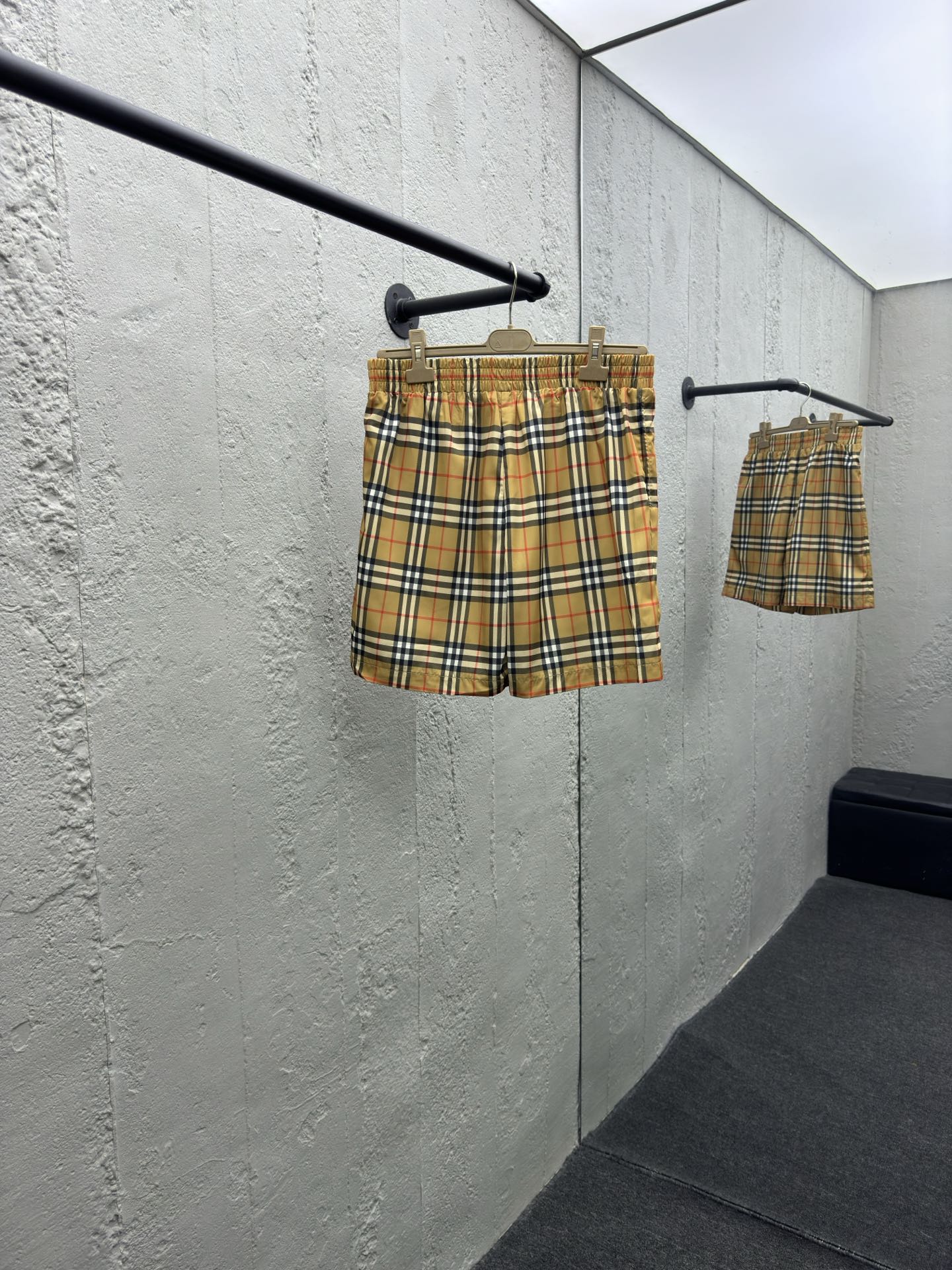 Burberry 格纹沙滩短裤 2
