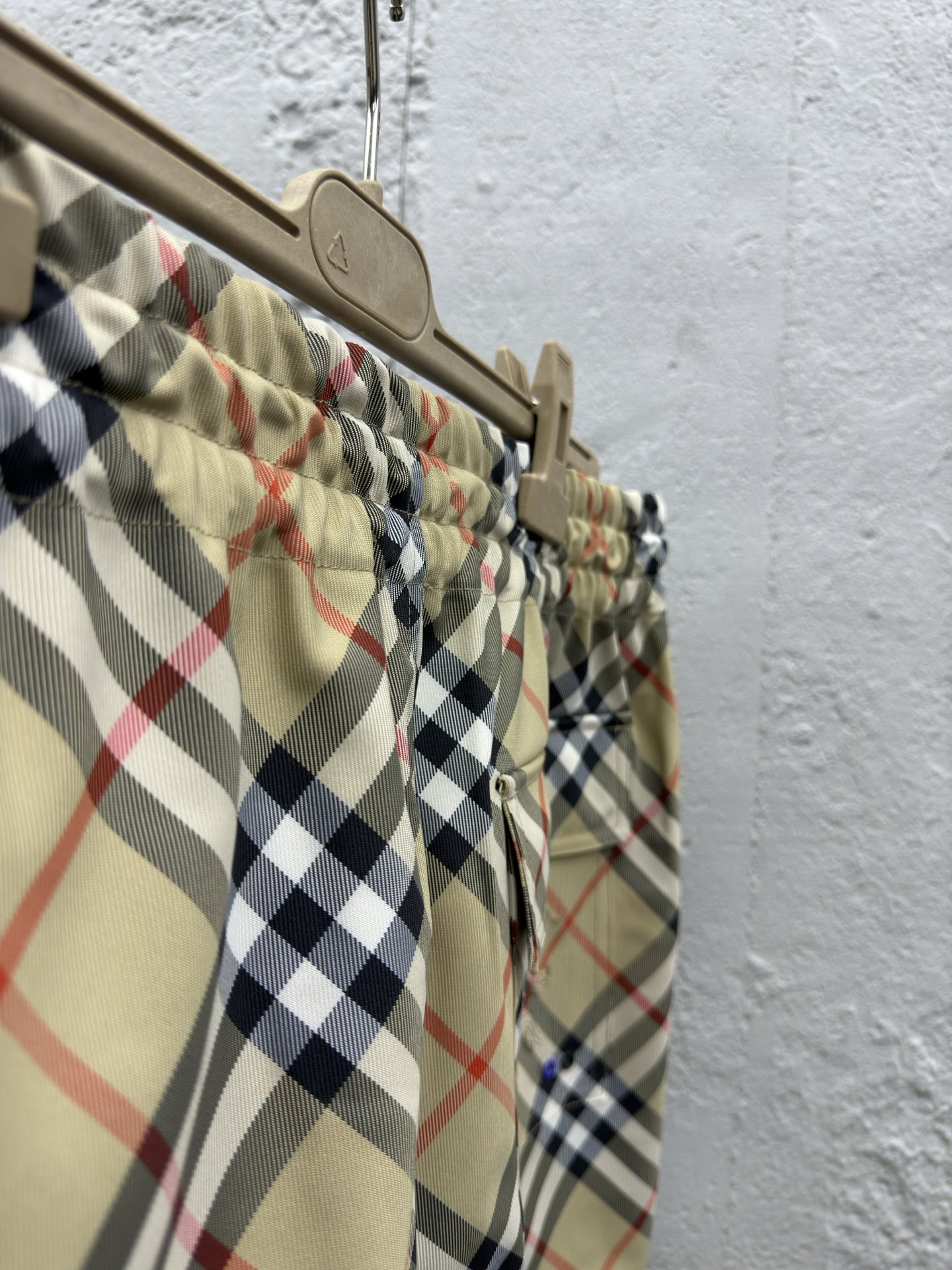 Burberry 斜纹格子短裤 9