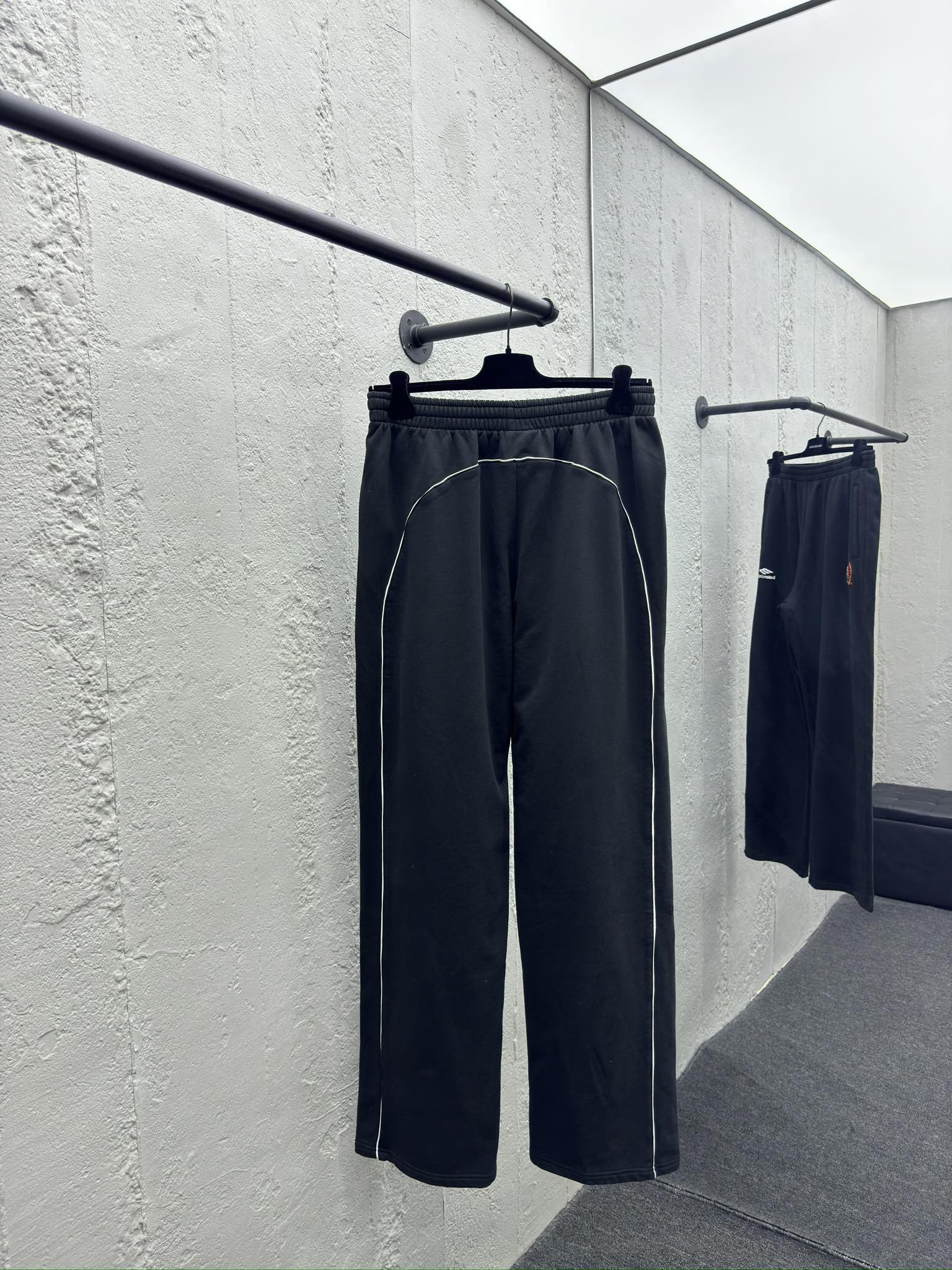 Balenciaga 24SS 曼联联名3M字母卫裤 2