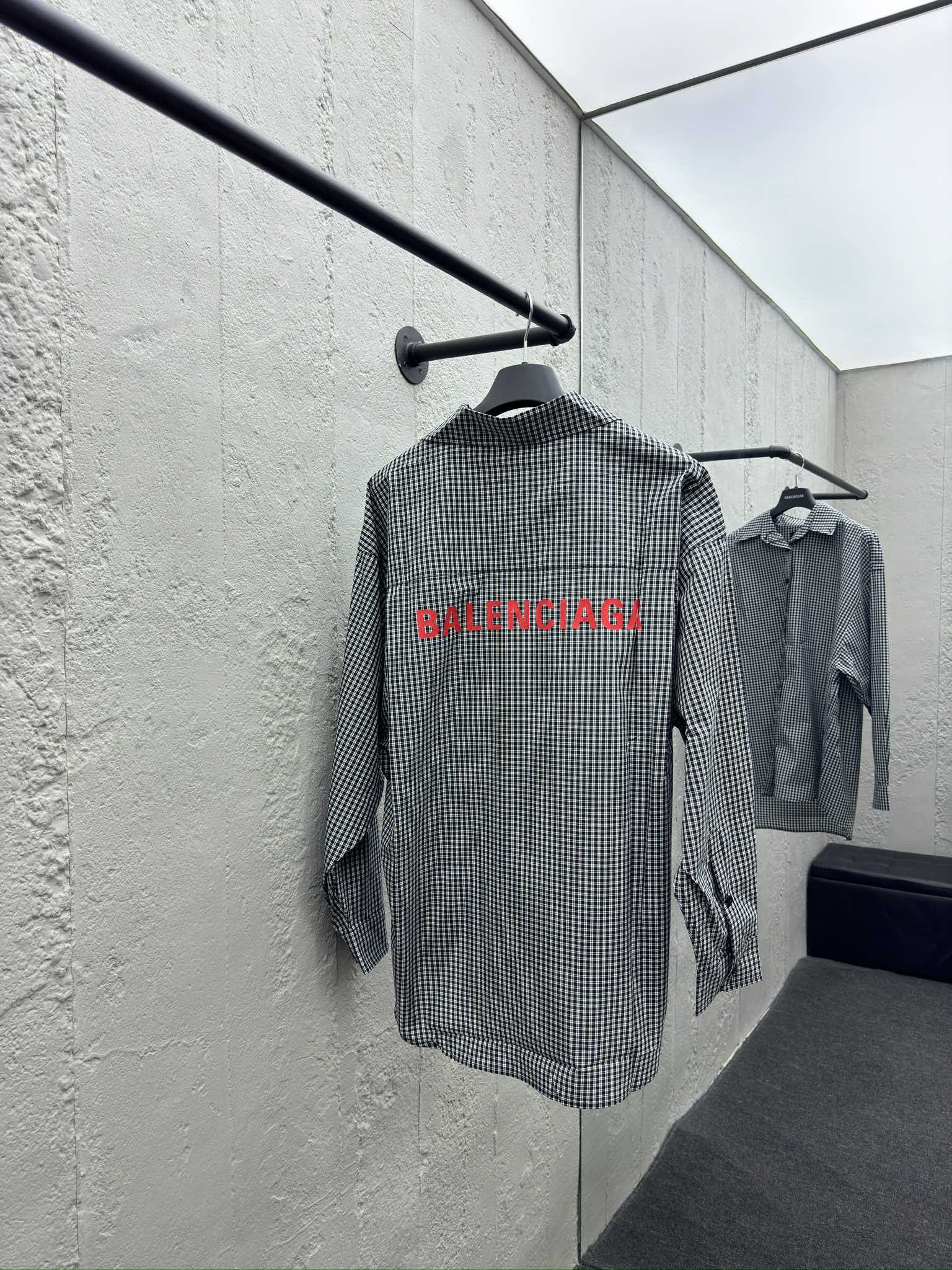 Balenciaga 背后字母印花格纹长袖衬衫 2