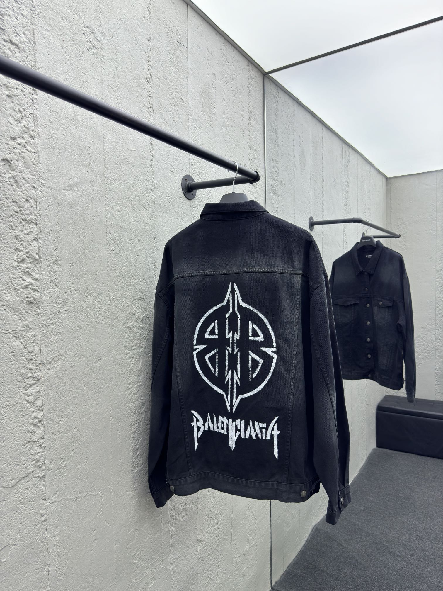 Balenciaga 背后异形图腾牛仔外套 2