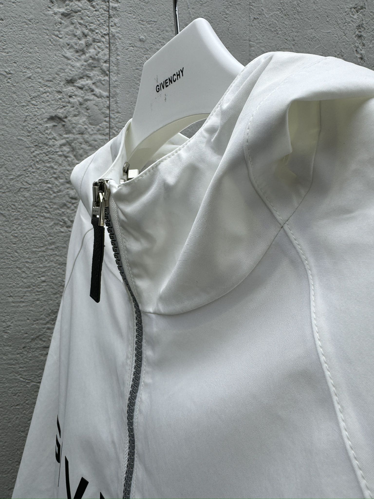 Givenchy 胸前印花拉链夹克外套 8