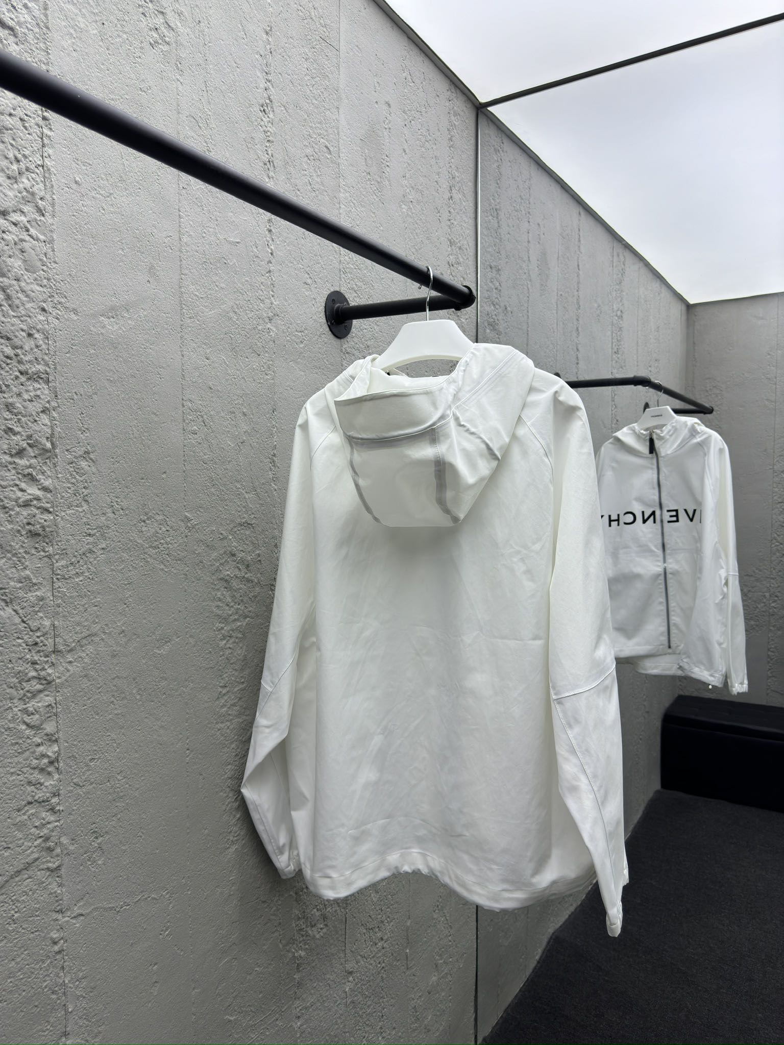 Givenchy 胸前印花拉链夹克外套 2