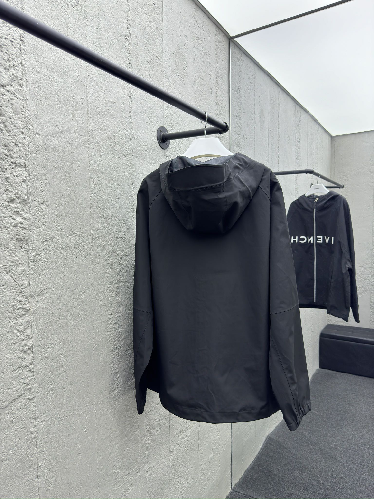Givenchy 胸前印花拉链夹克外套 2
