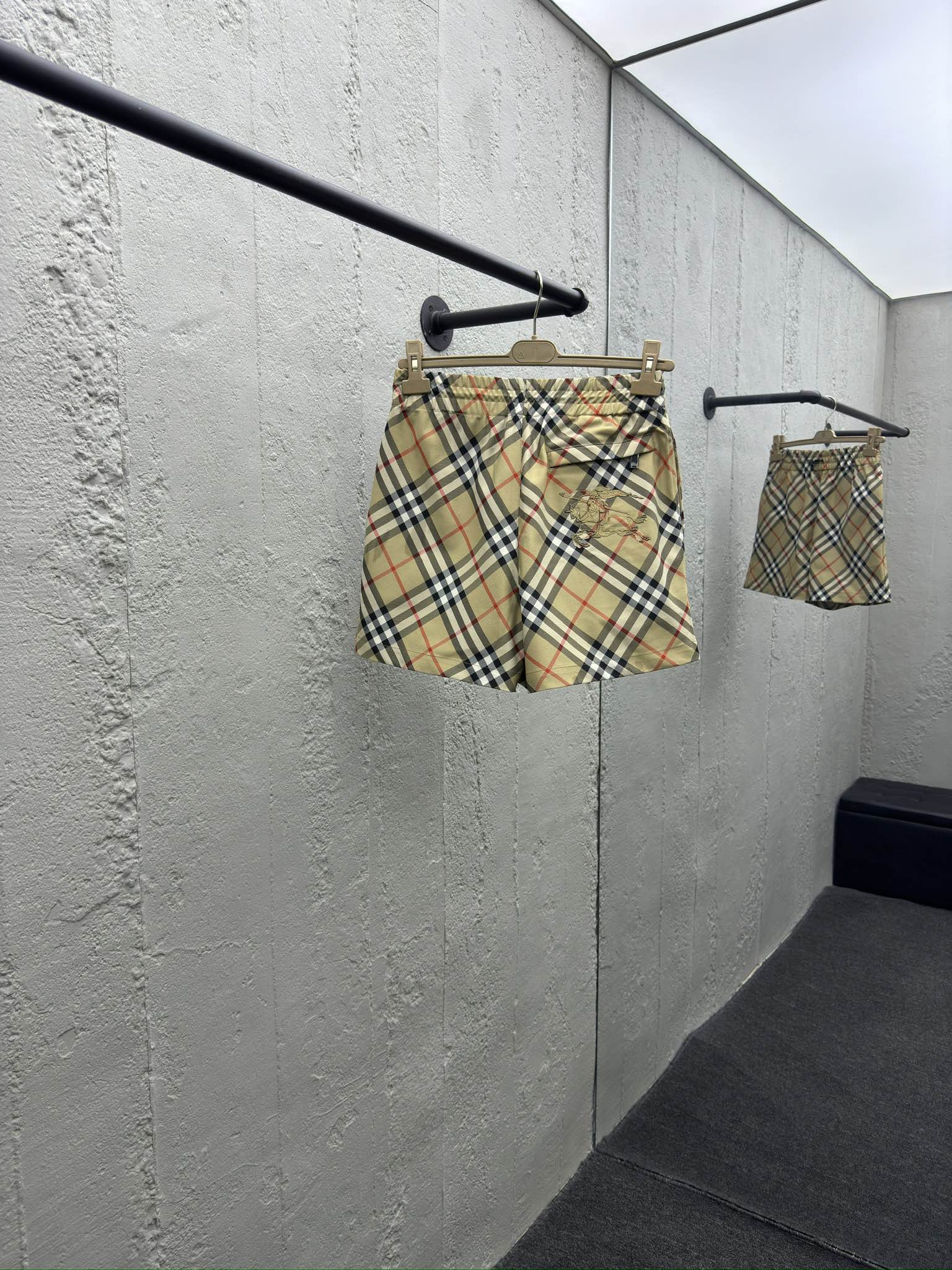 Burberry 斜纹格子短裤 2
