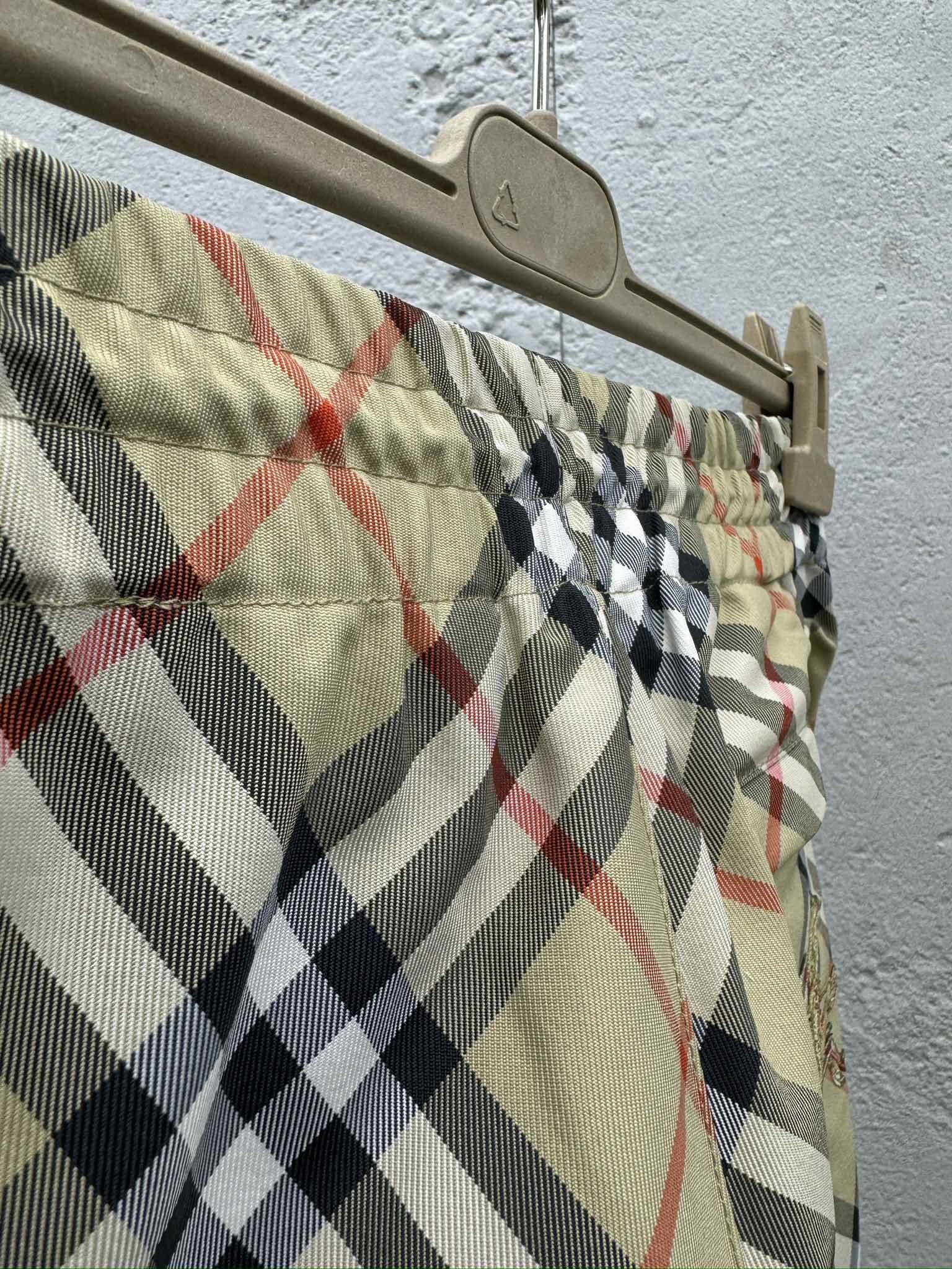 Burberry 斜纹格子短裤 9