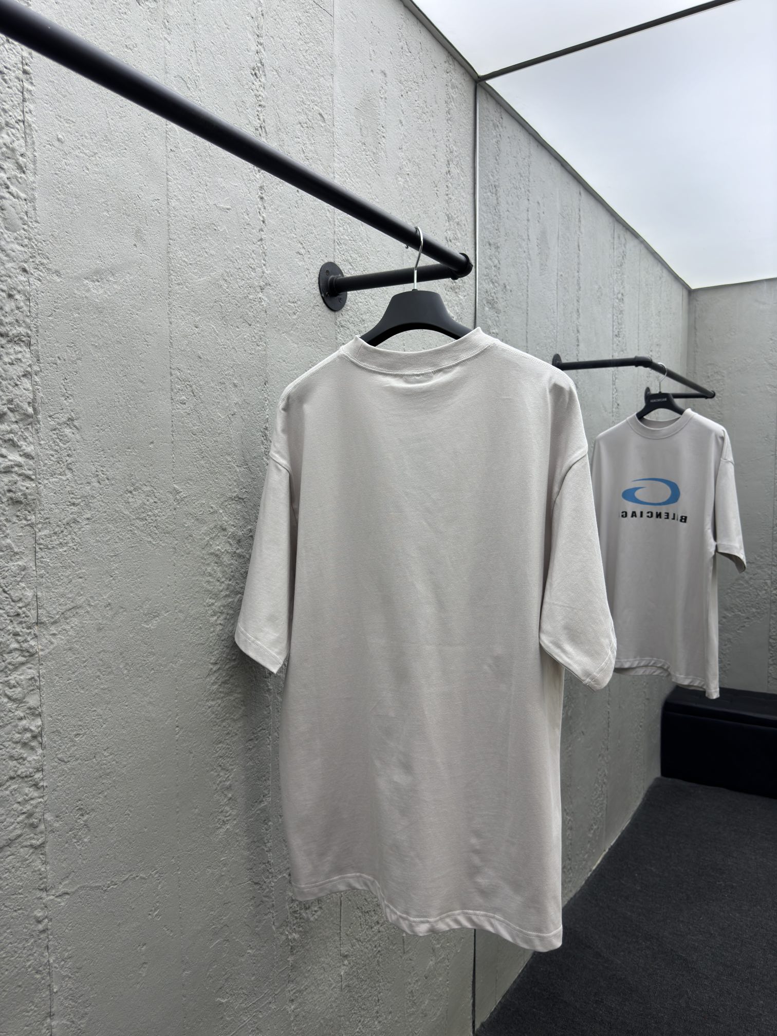 Balenciaga 裂纹印花字母短袖 2