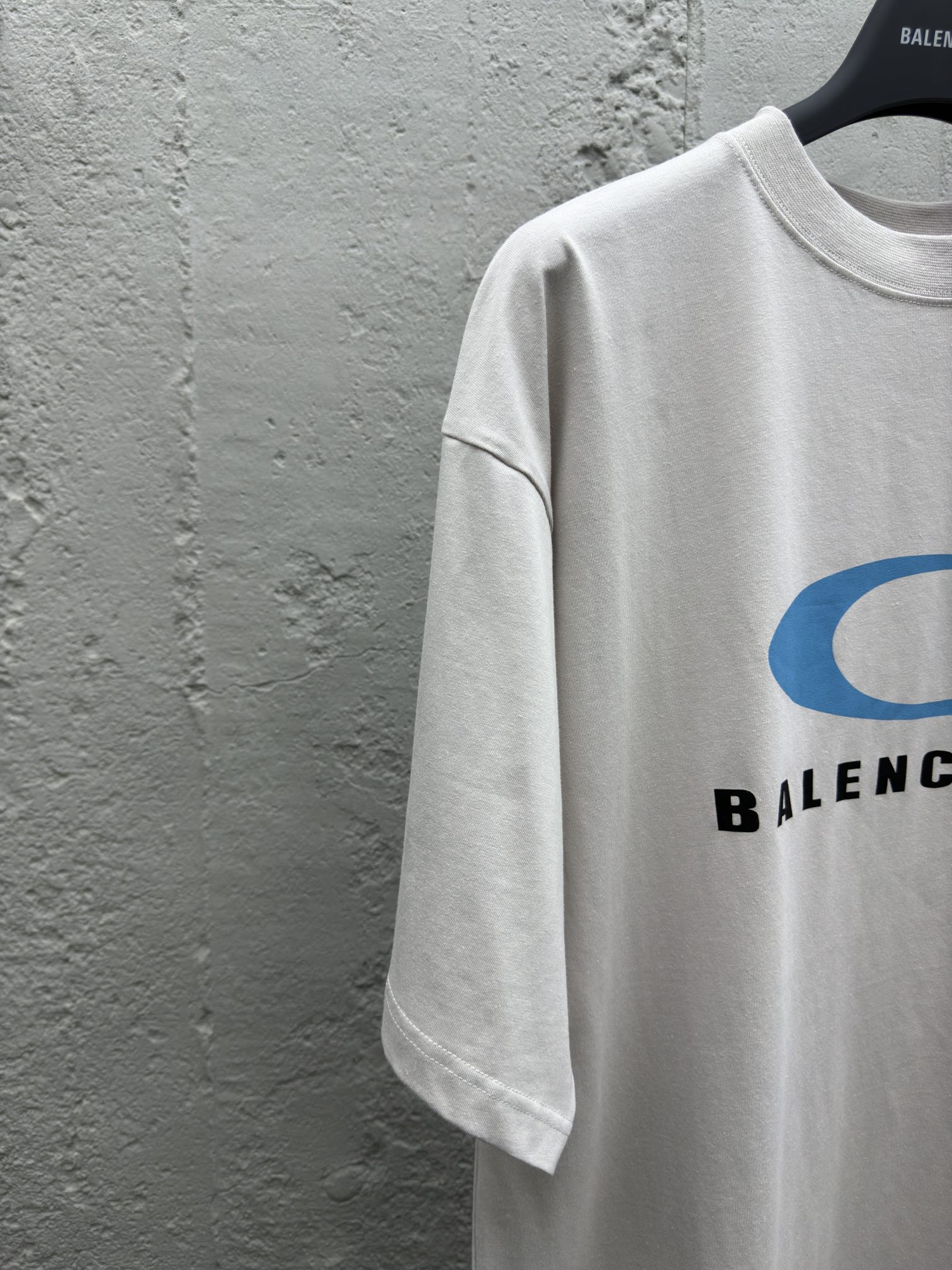 Balenciaga 裂纹印花字母短袖 4