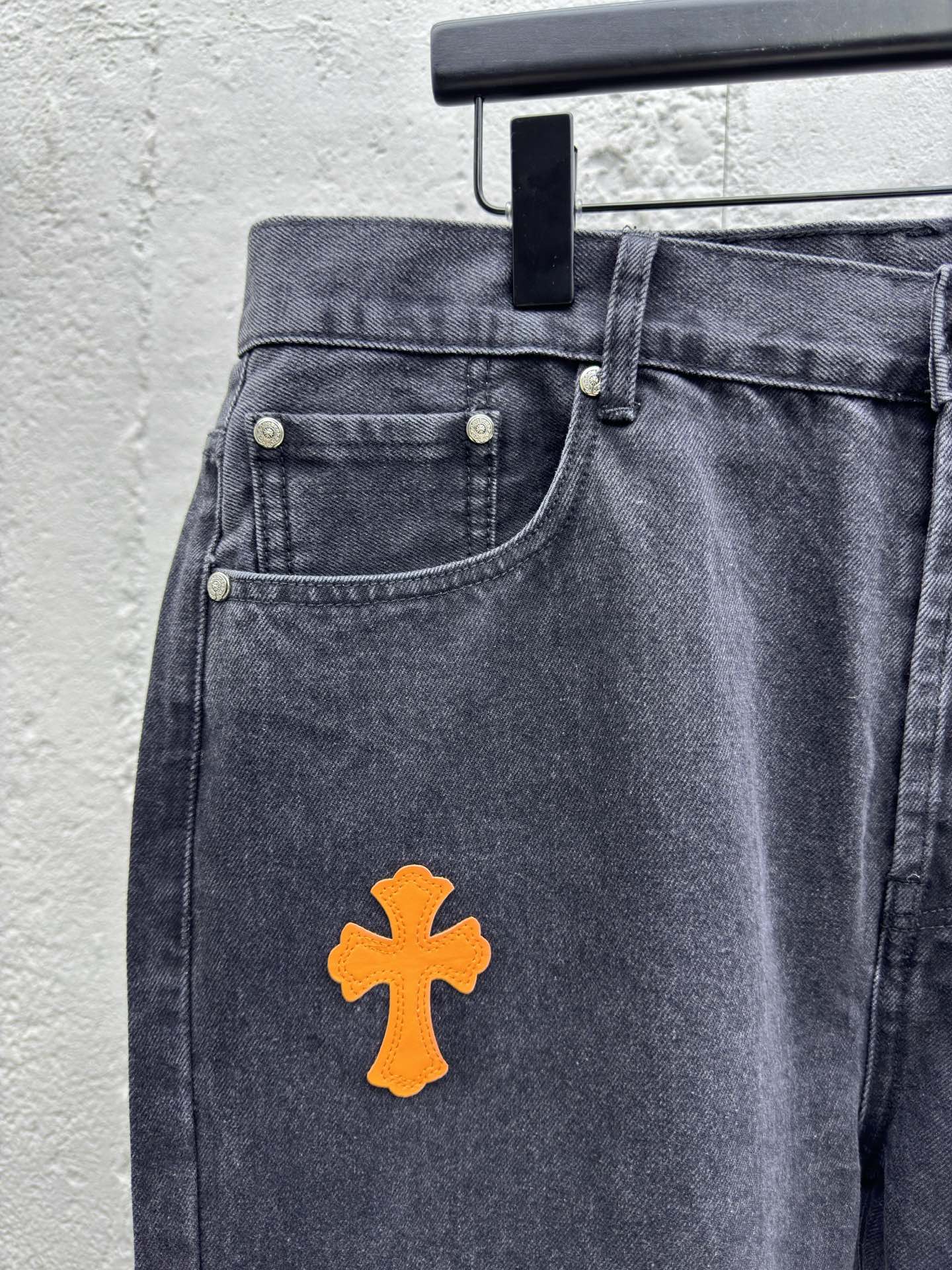 Chrome Hearts 梵文皮标十字架牛仔裤 4