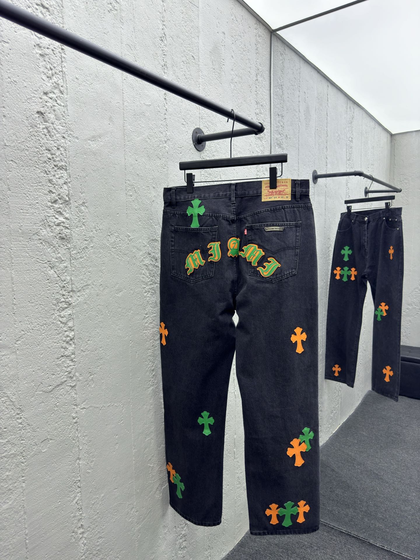 Chrome Hearts 梵文皮标十字架牛仔裤 2