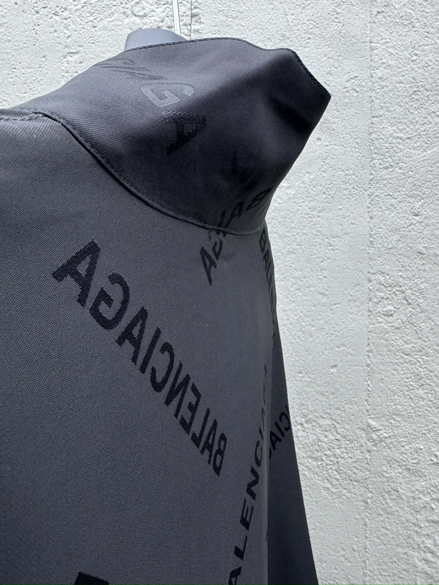 Balenciaga 桑蚕丝满印字母外套 9