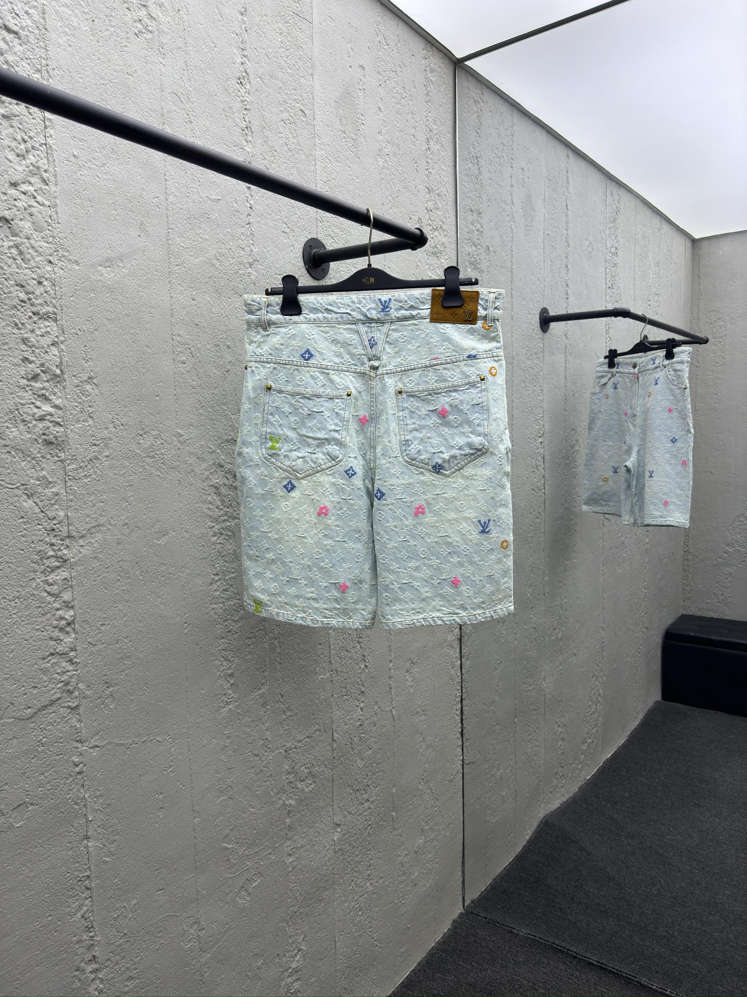 LOUIS VUITTON 联名绣花牛仔短裤 2