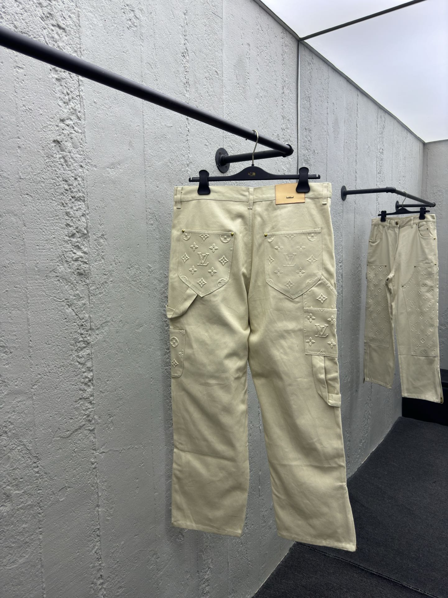LOUIS VUITTON 压花浮雕牛仔长裤 2