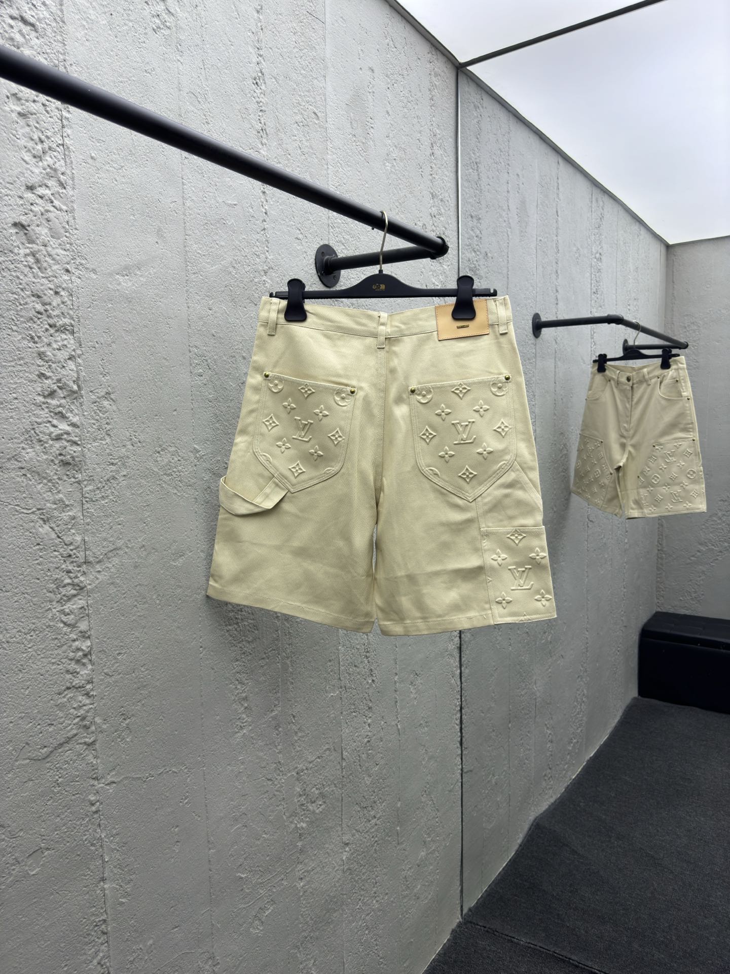 LOUIS VUITTON 牛仔浮雕短裤 2