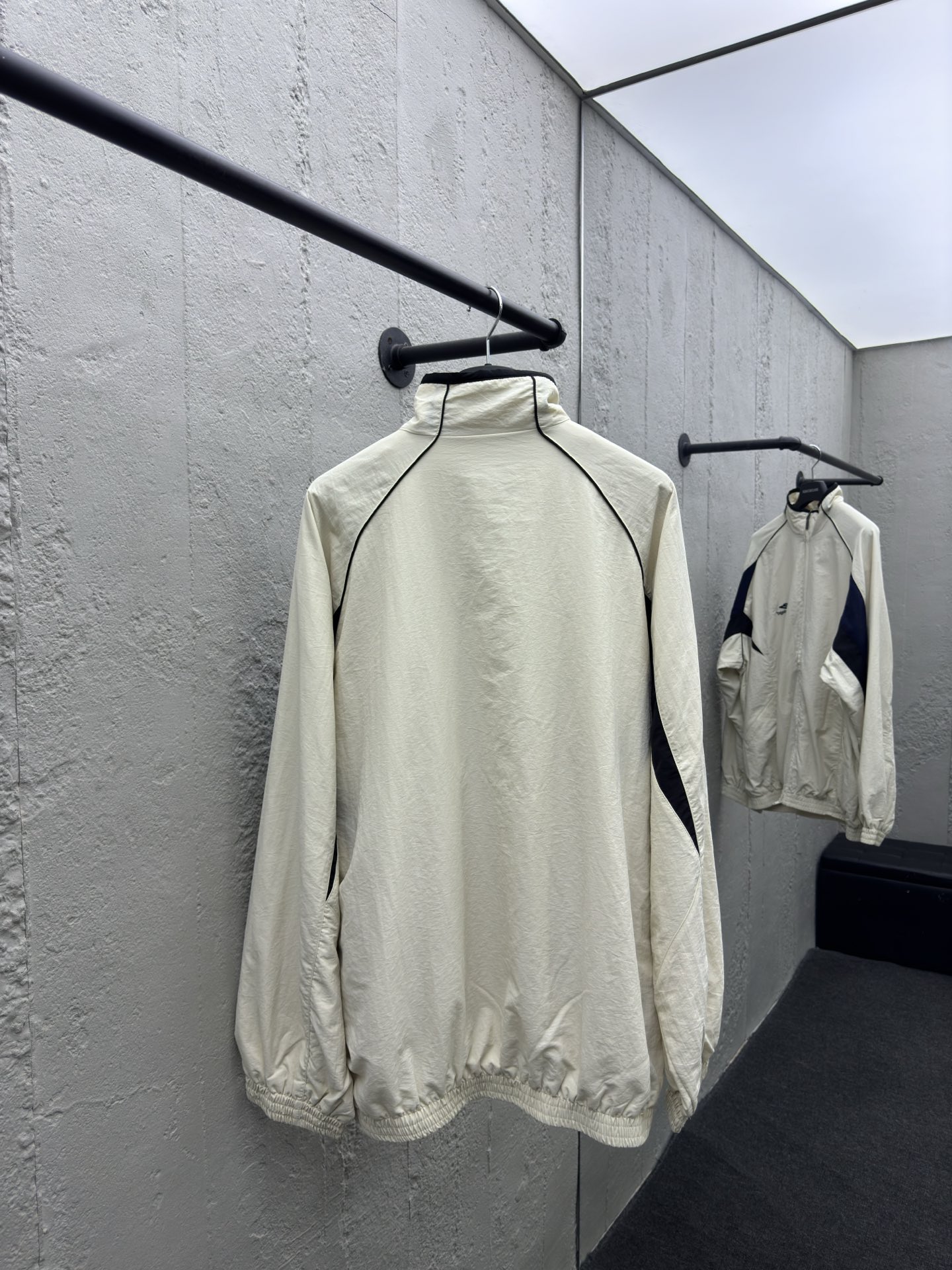 Balenciaga 双勾尼龙拼接风衣外套 2