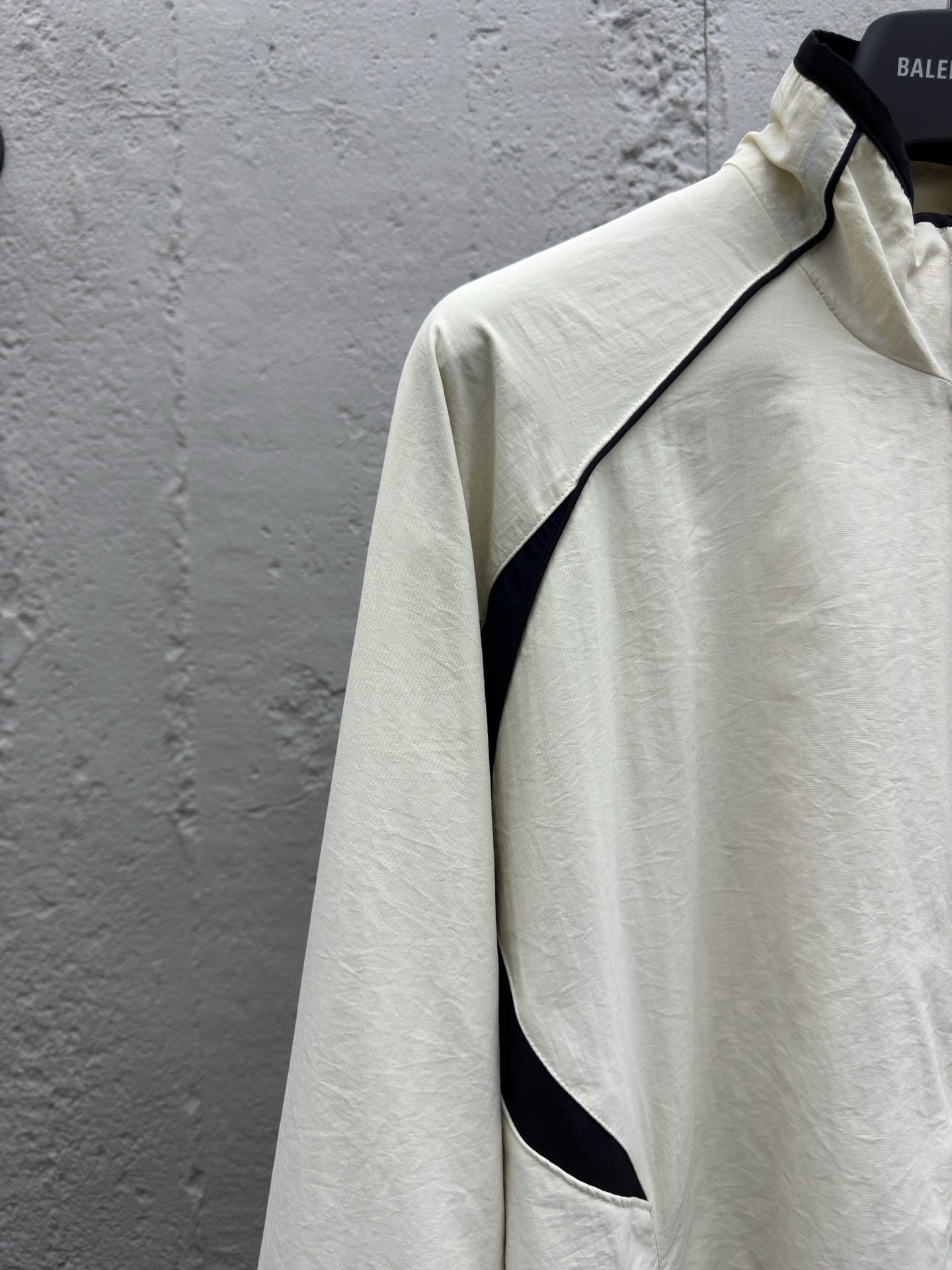 Balenciaga 双勾尼龙拼接风衣外套 4