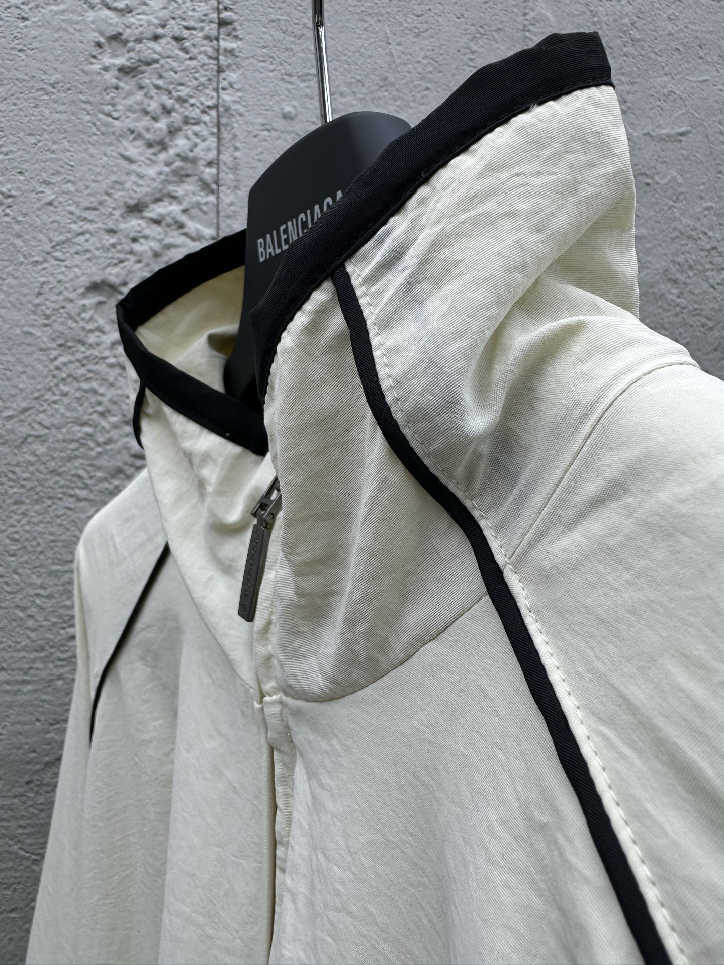 Balenciaga 双勾尼龙拼接风衣外套 8