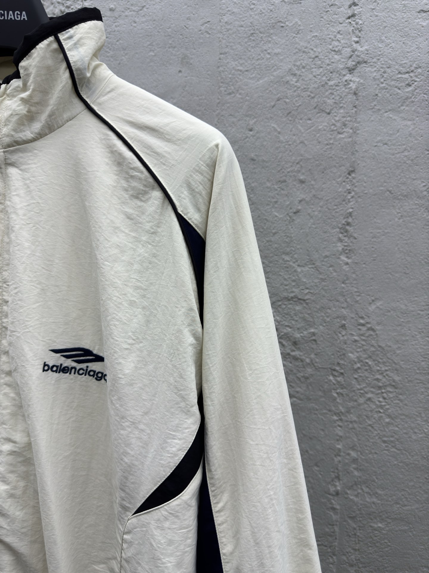 Balenciaga 双勾尼龙拼接风衣外套 5