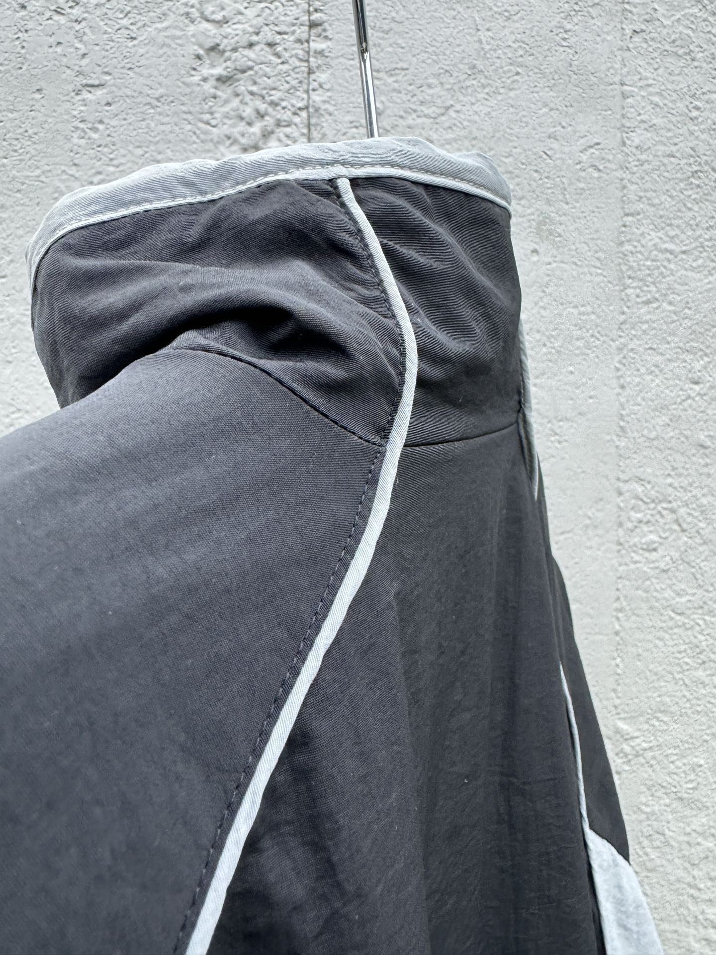 Balenciaga 双勾尼龙拼接风衣外套 9
