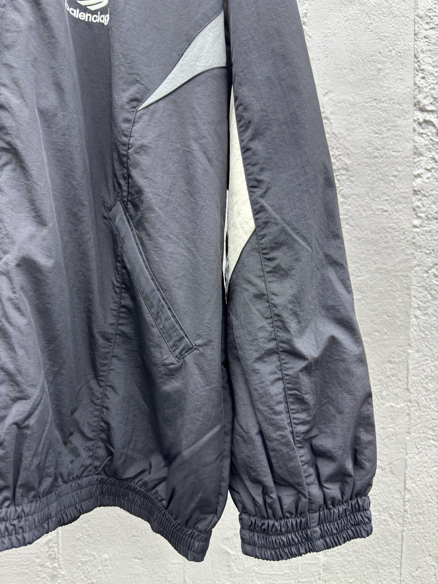 Balenciaga 双勾尼龙拼接风衣外套 7