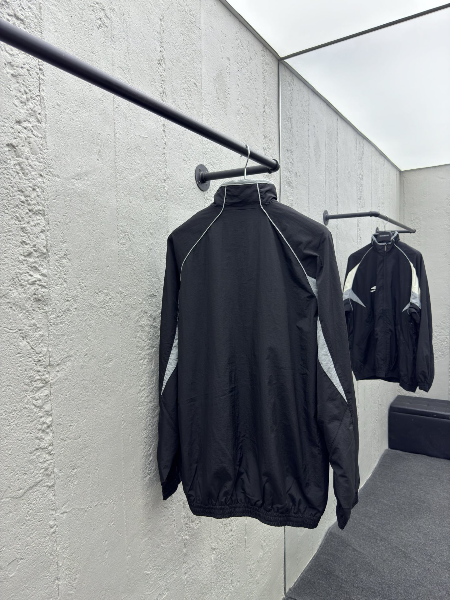 Balenciaga 双勾尼龙拼接风衣外套 2