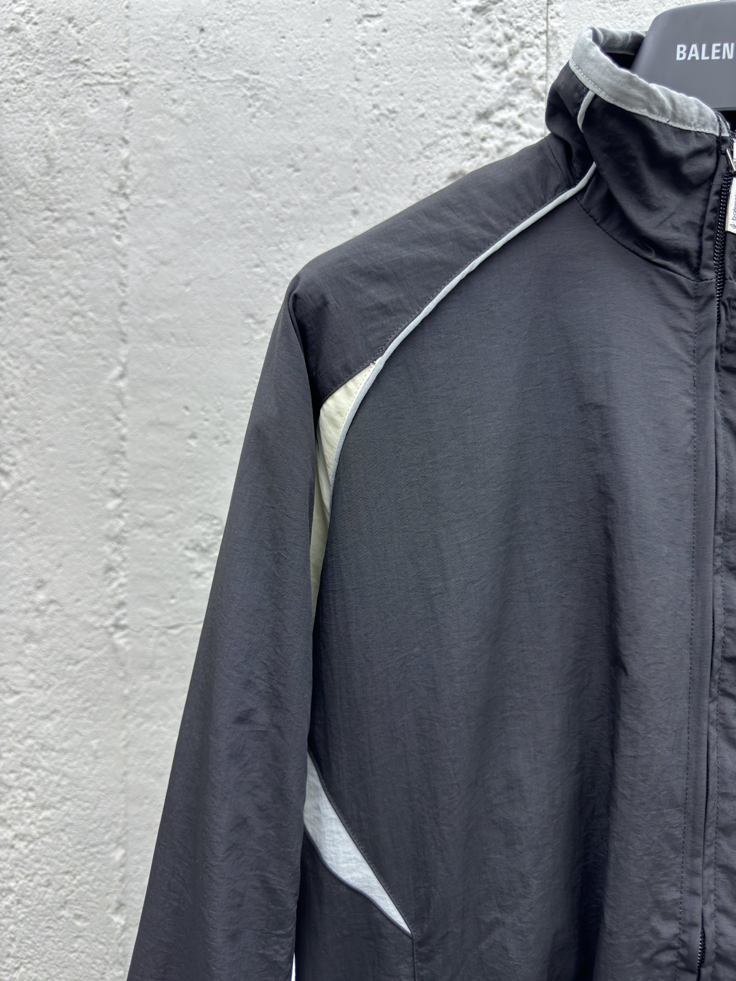 Balenciaga 双勾尼龙拼接风衣外套 4