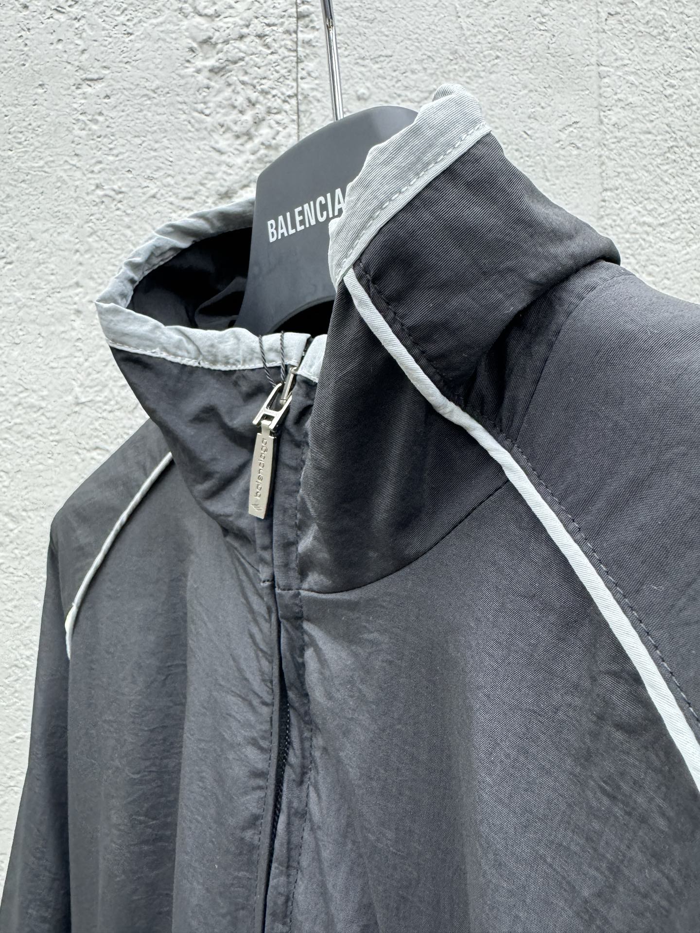 Balenciaga 双勾尼龙拼接风衣外套 8