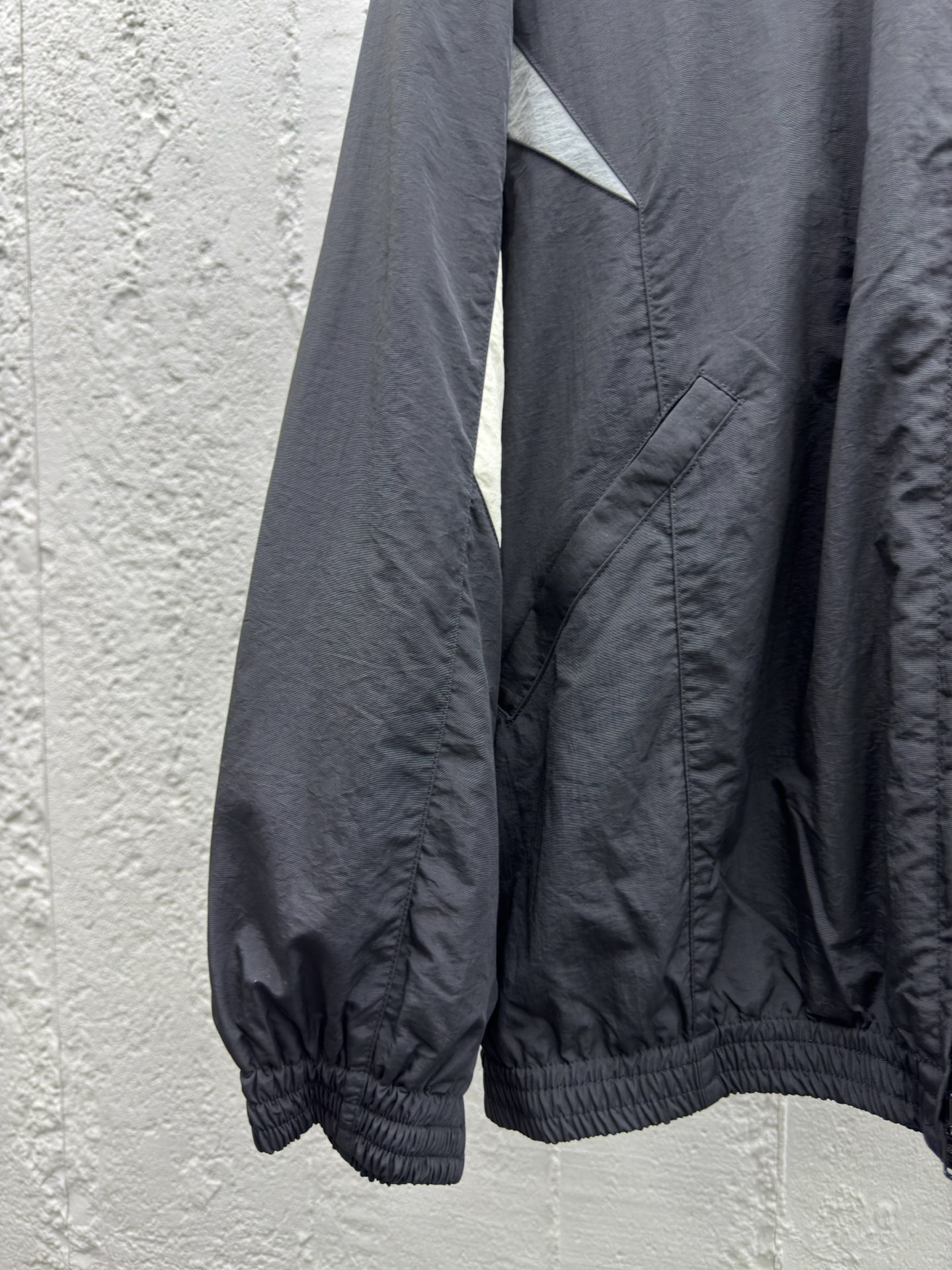 Balenciaga 双勾尼龙拼接风衣外套 6