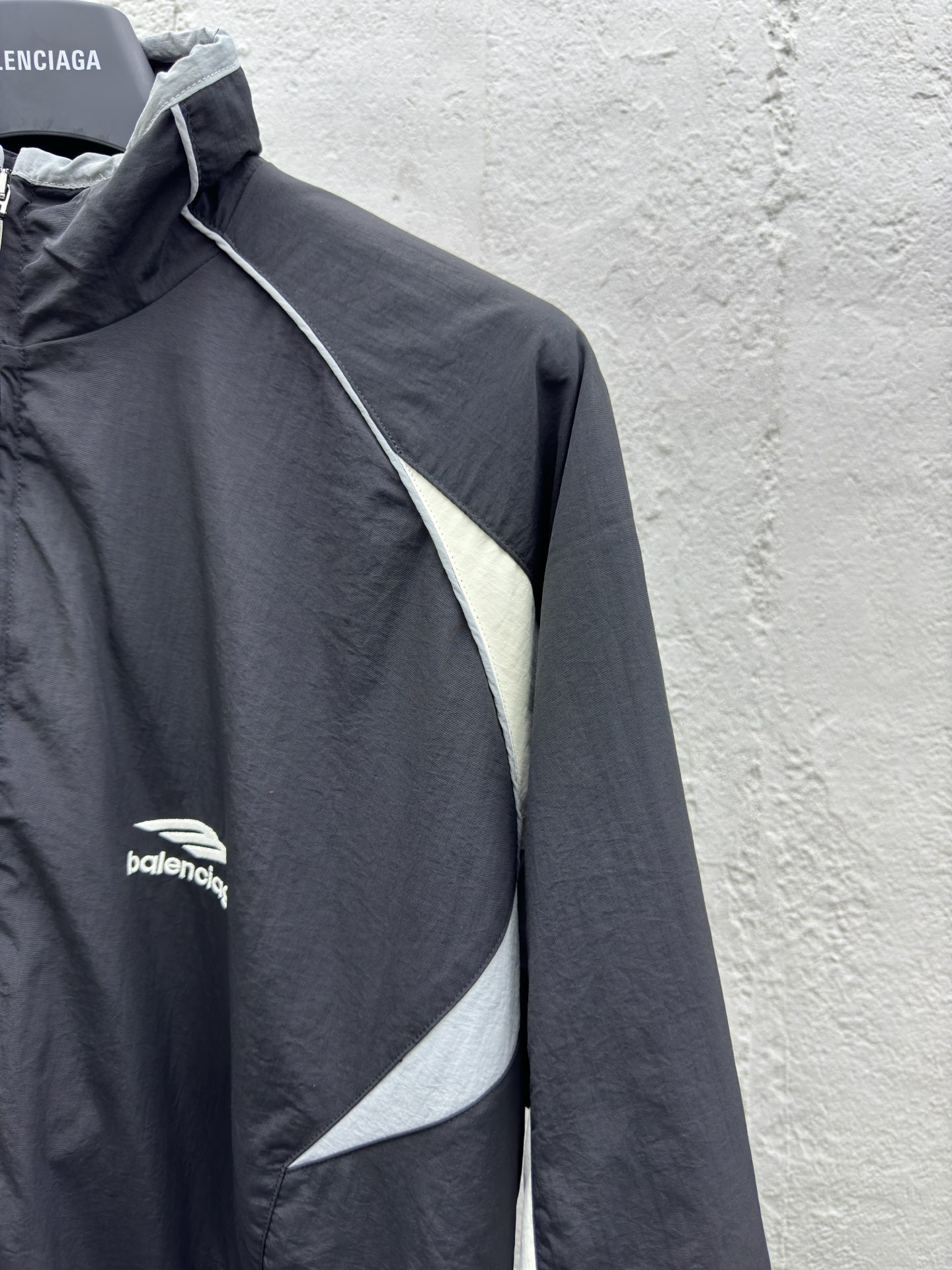 Balenciaga 双勾尼龙拼接风衣外套 5