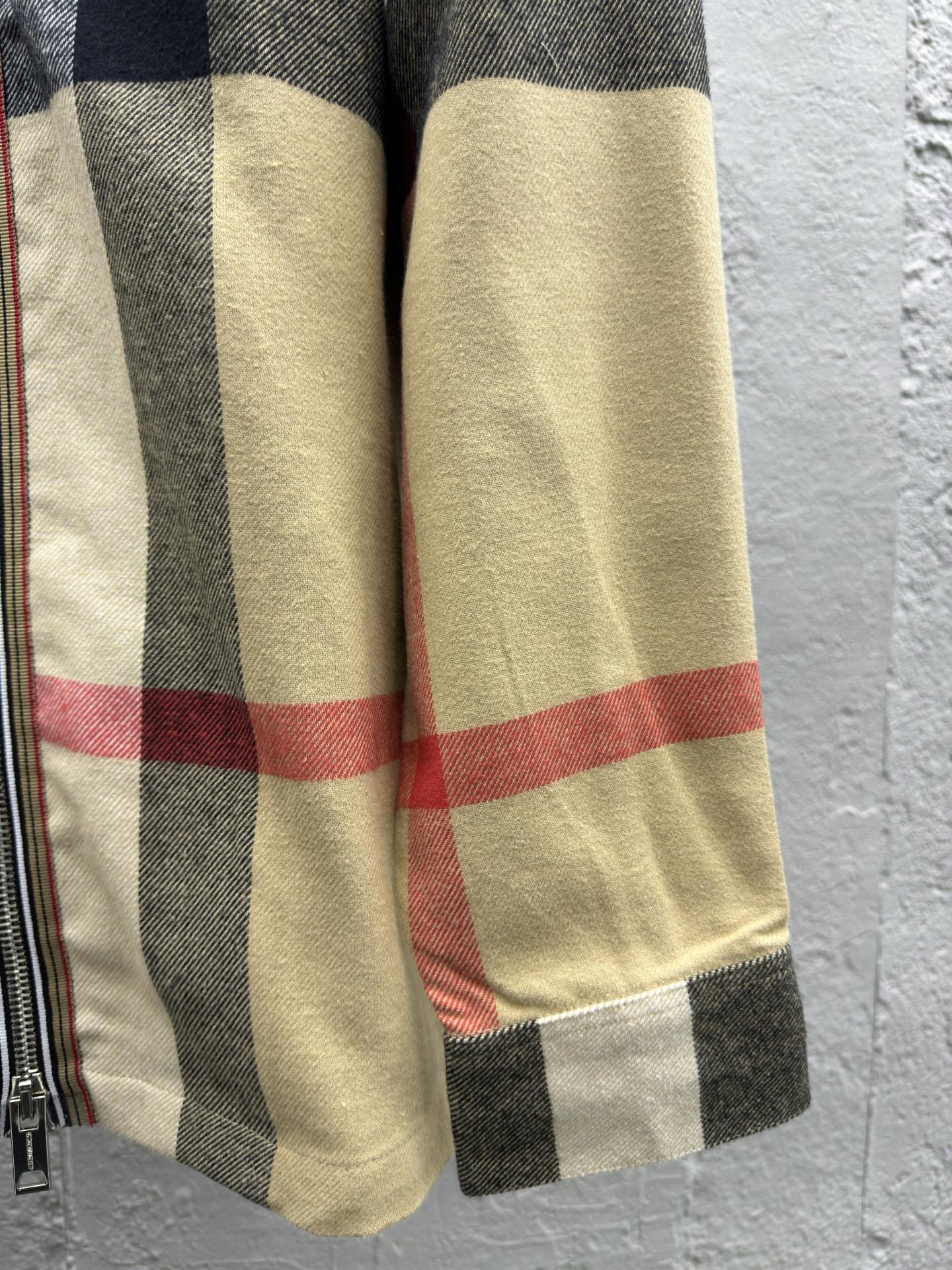 Burberry 格纹翻领拉链外套 7