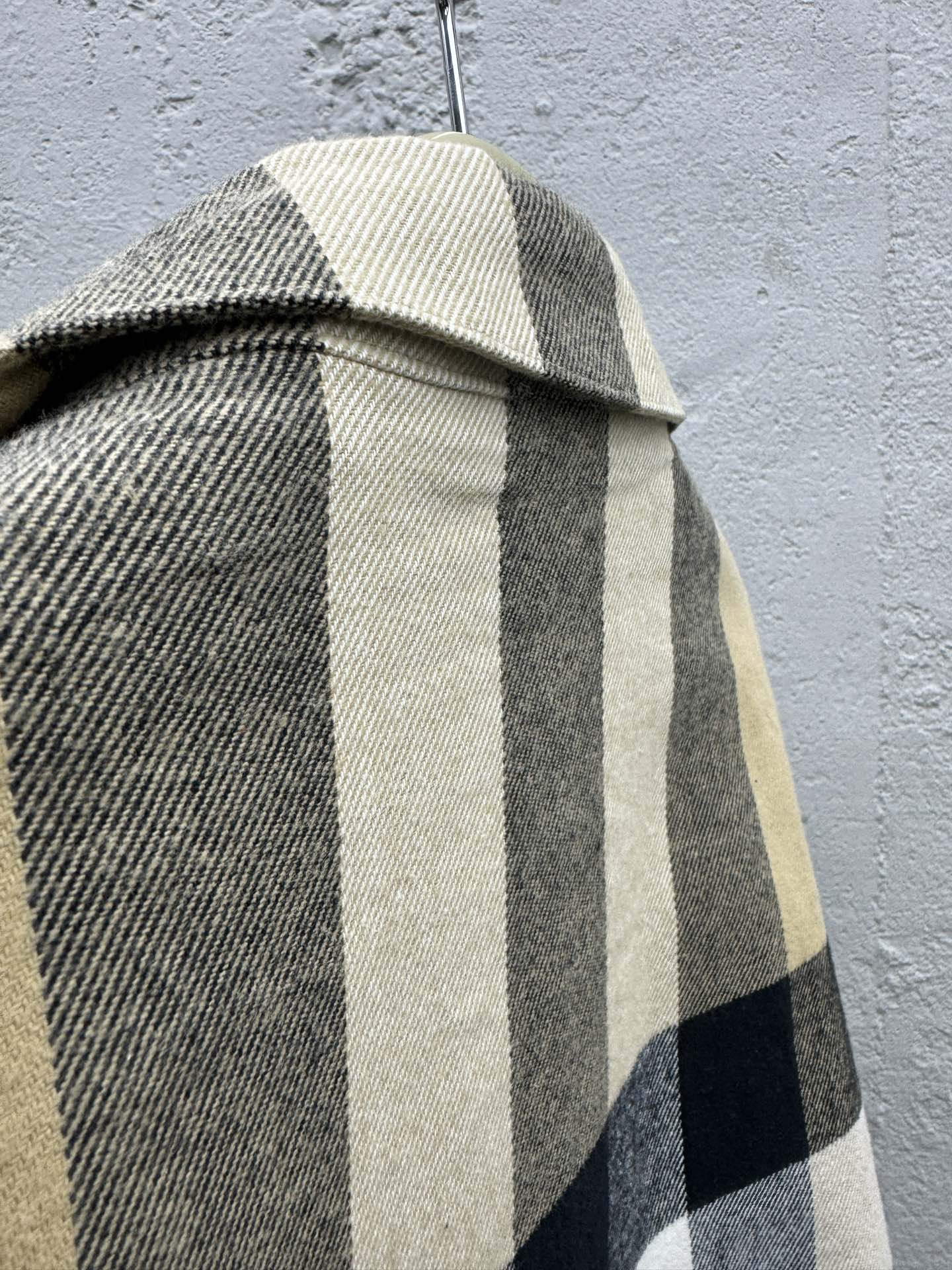 Burberry 格纹翻领拉链外套 9