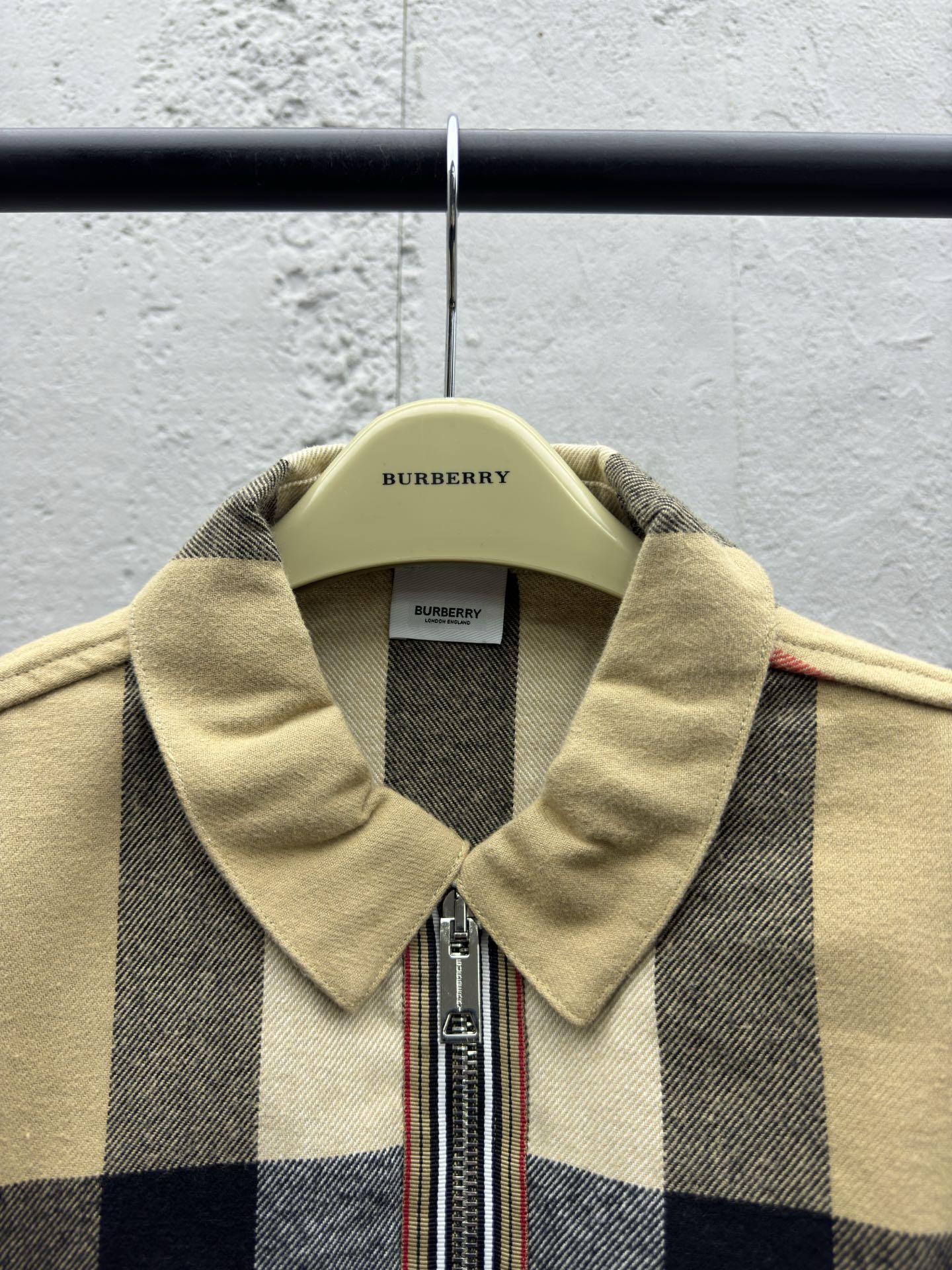 Burberry 格纹翻领拉链外套 3