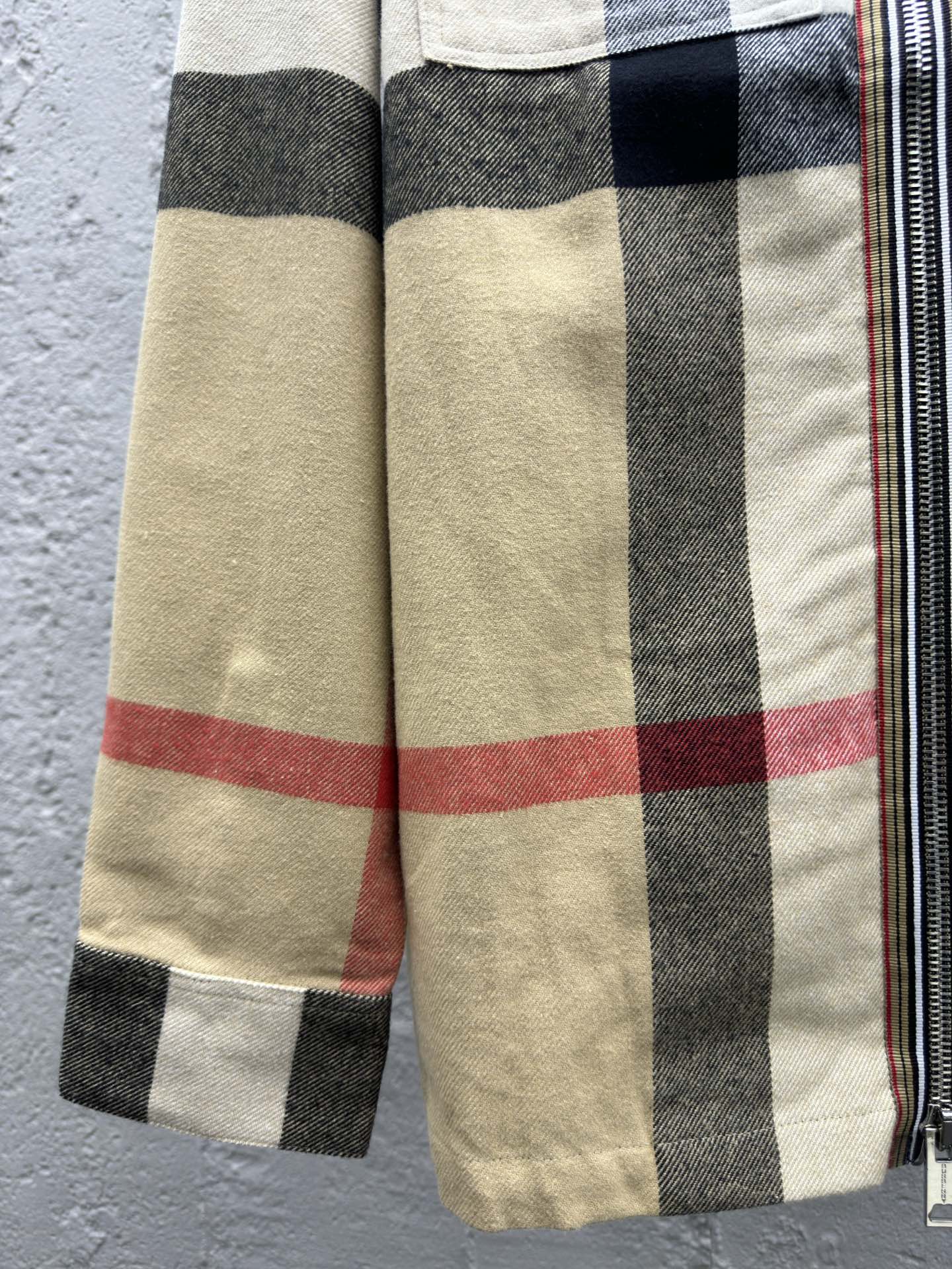 Burberry 格纹翻领拉链外套 6