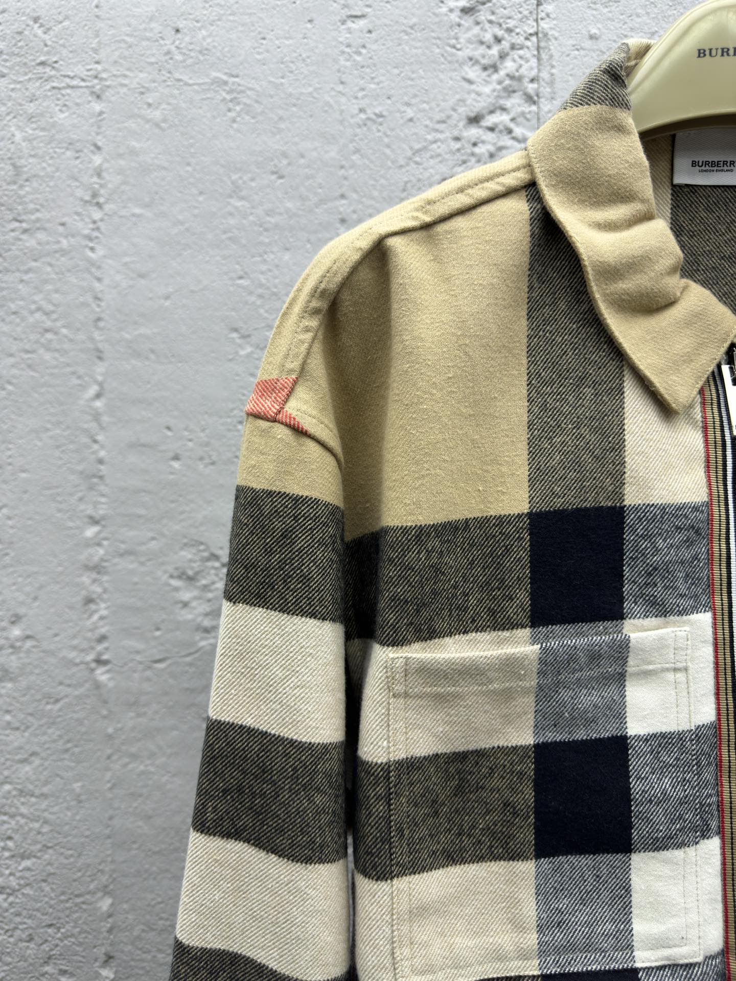 Burberry 格纹翻领拉链外套 4