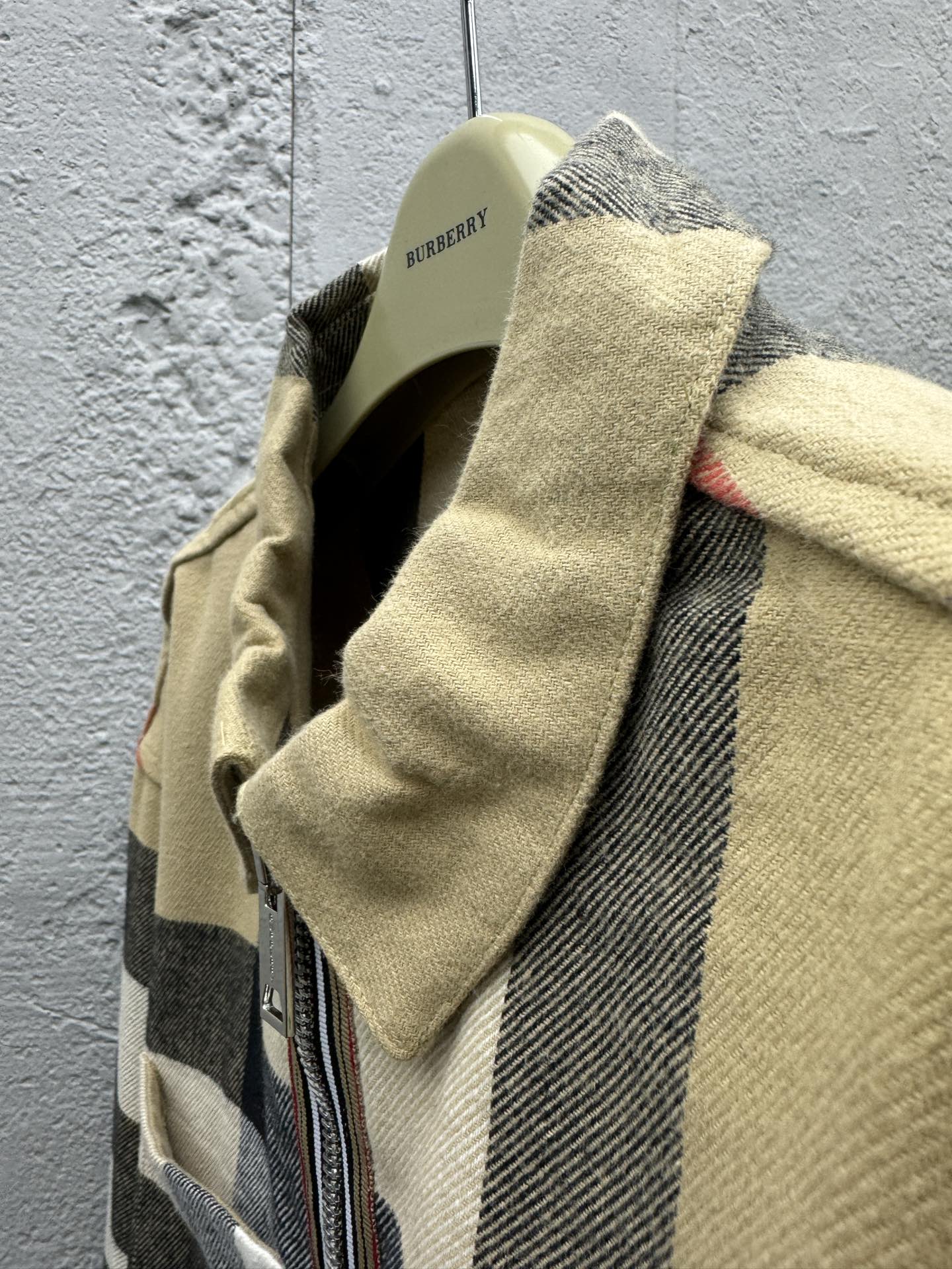 Burberry 格纹翻领拉链外套 8