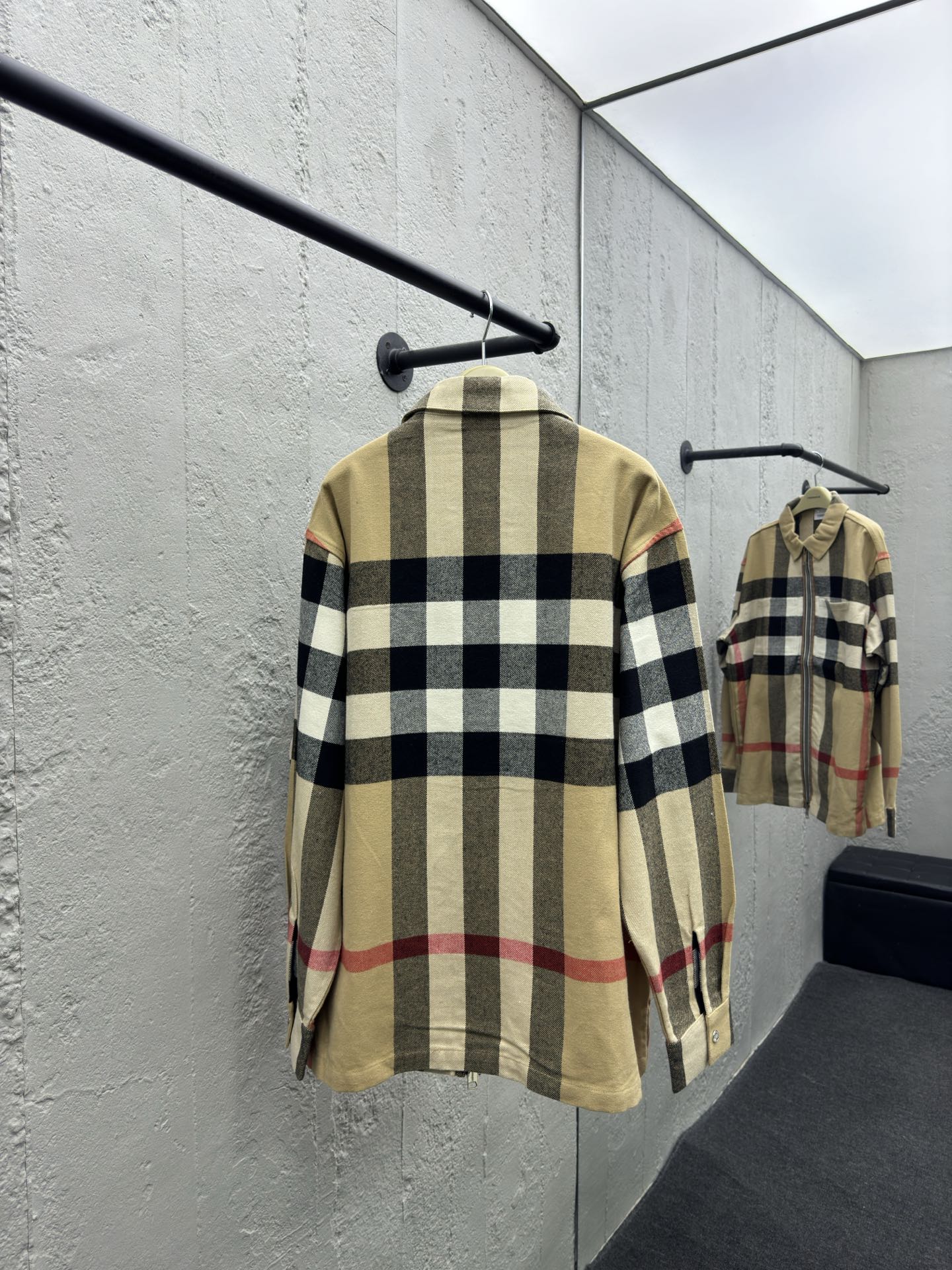 Burberry 格纹翻领拉链外套 2