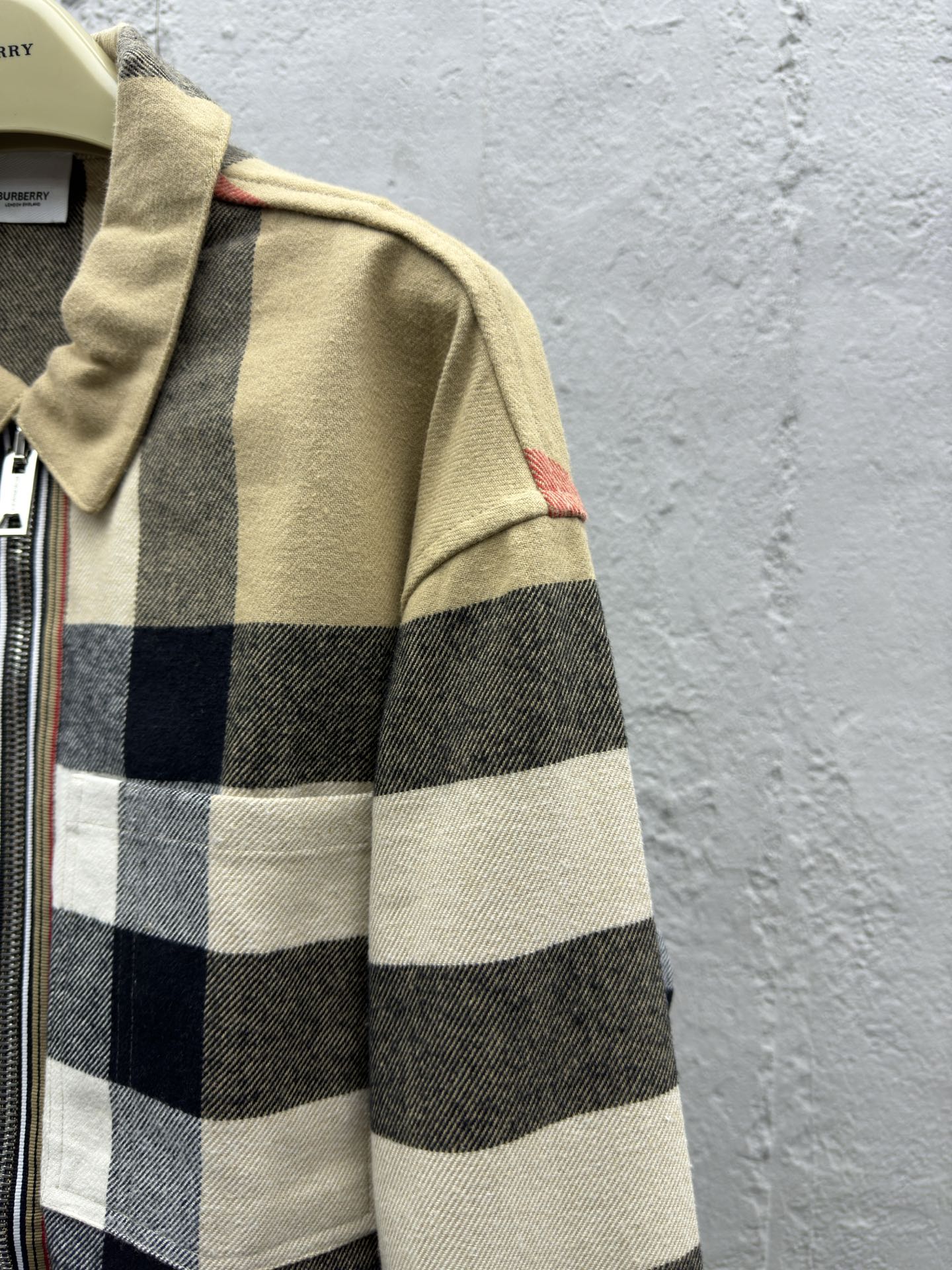 Burberry 格纹翻领拉链外套 5