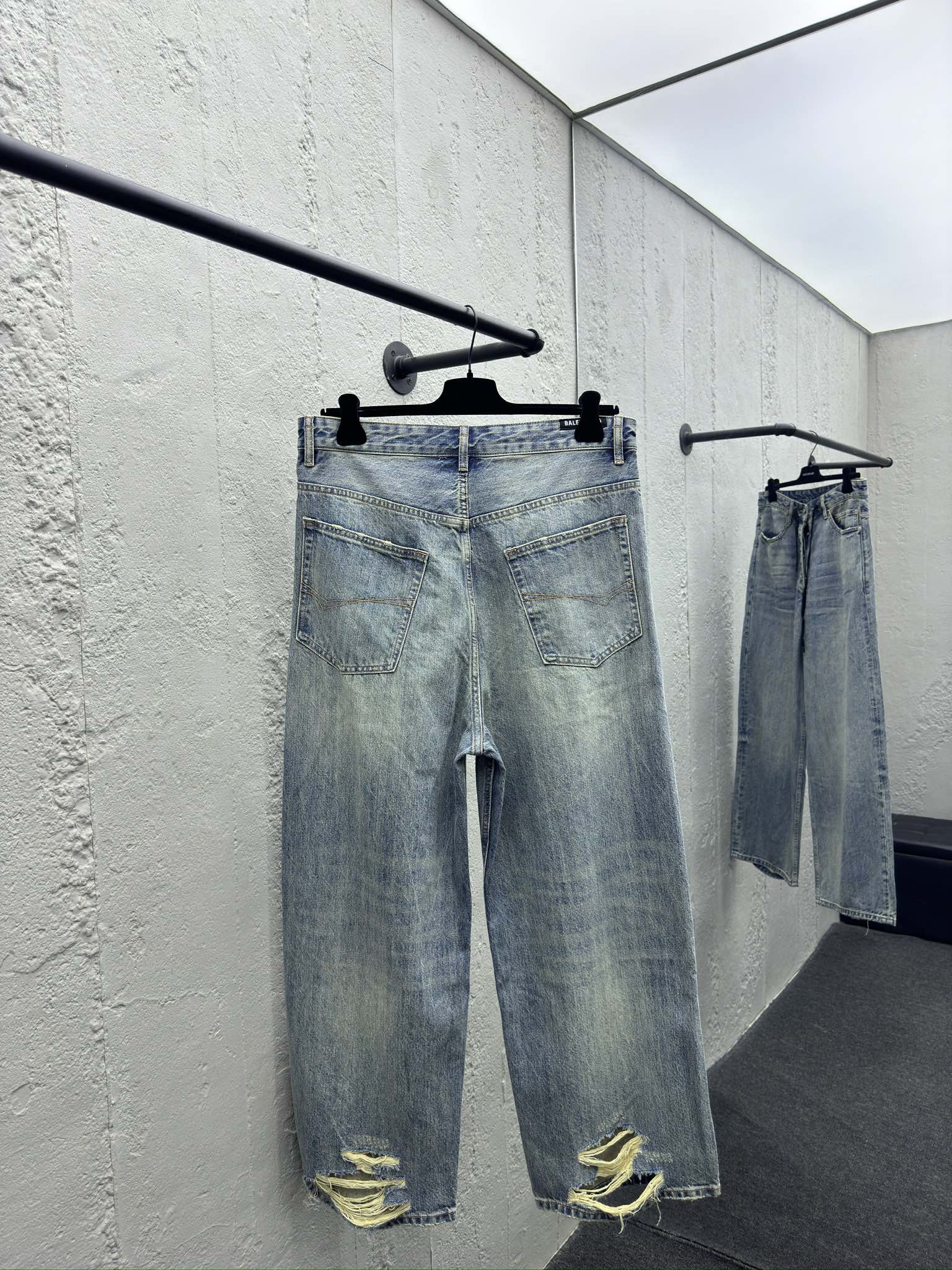 Balenciaga 腰带环破洞扭褶直筒牛仔裤 2