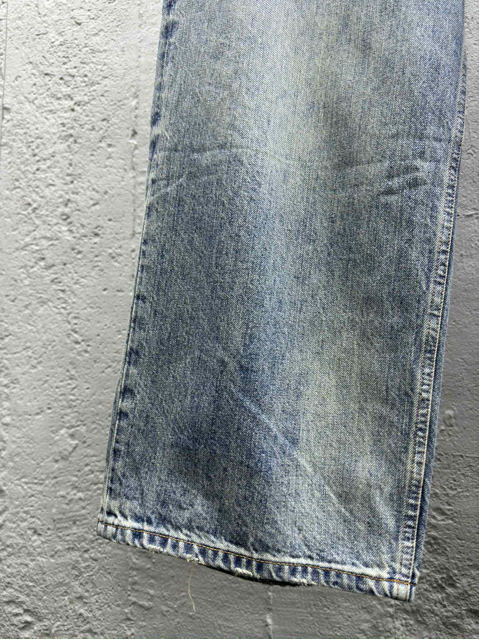 Balenciaga 腰带环破洞扭褶直筒牛仔裤 6