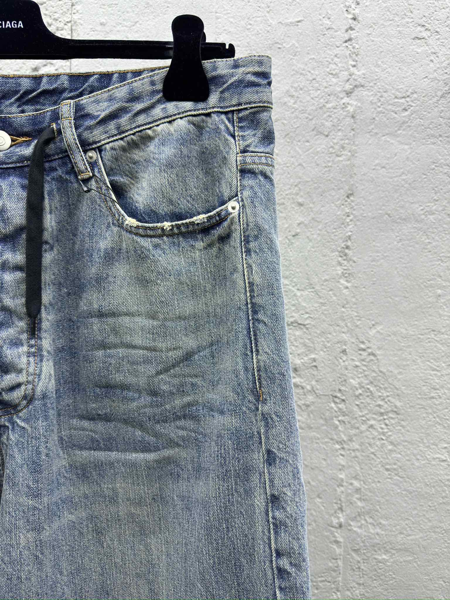 Balenciaga 腰带环破洞扭褶直筒牛仔裤 5