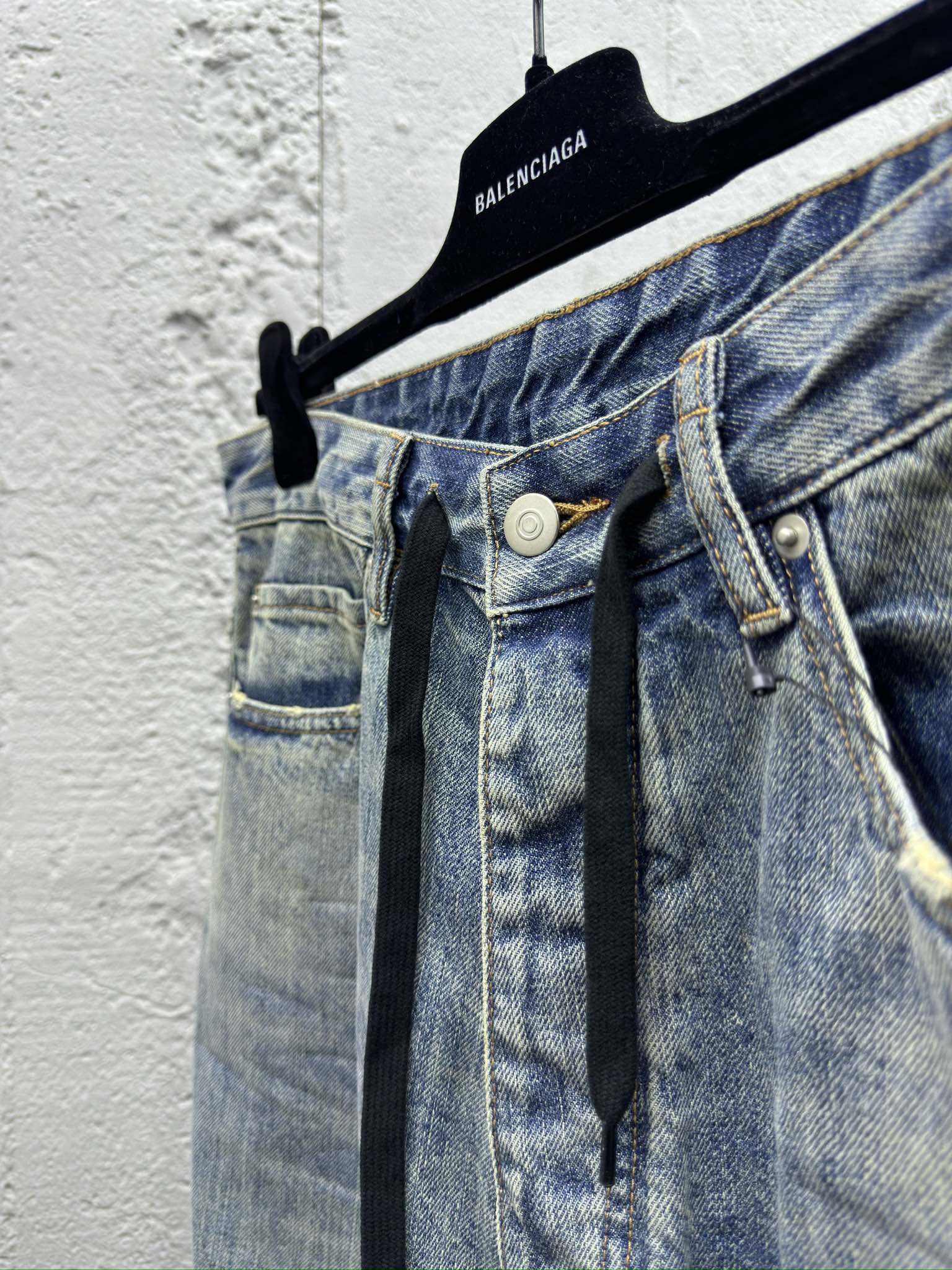 Balenciaga 腰带环破洞扭褶直筒牛仔裤 8