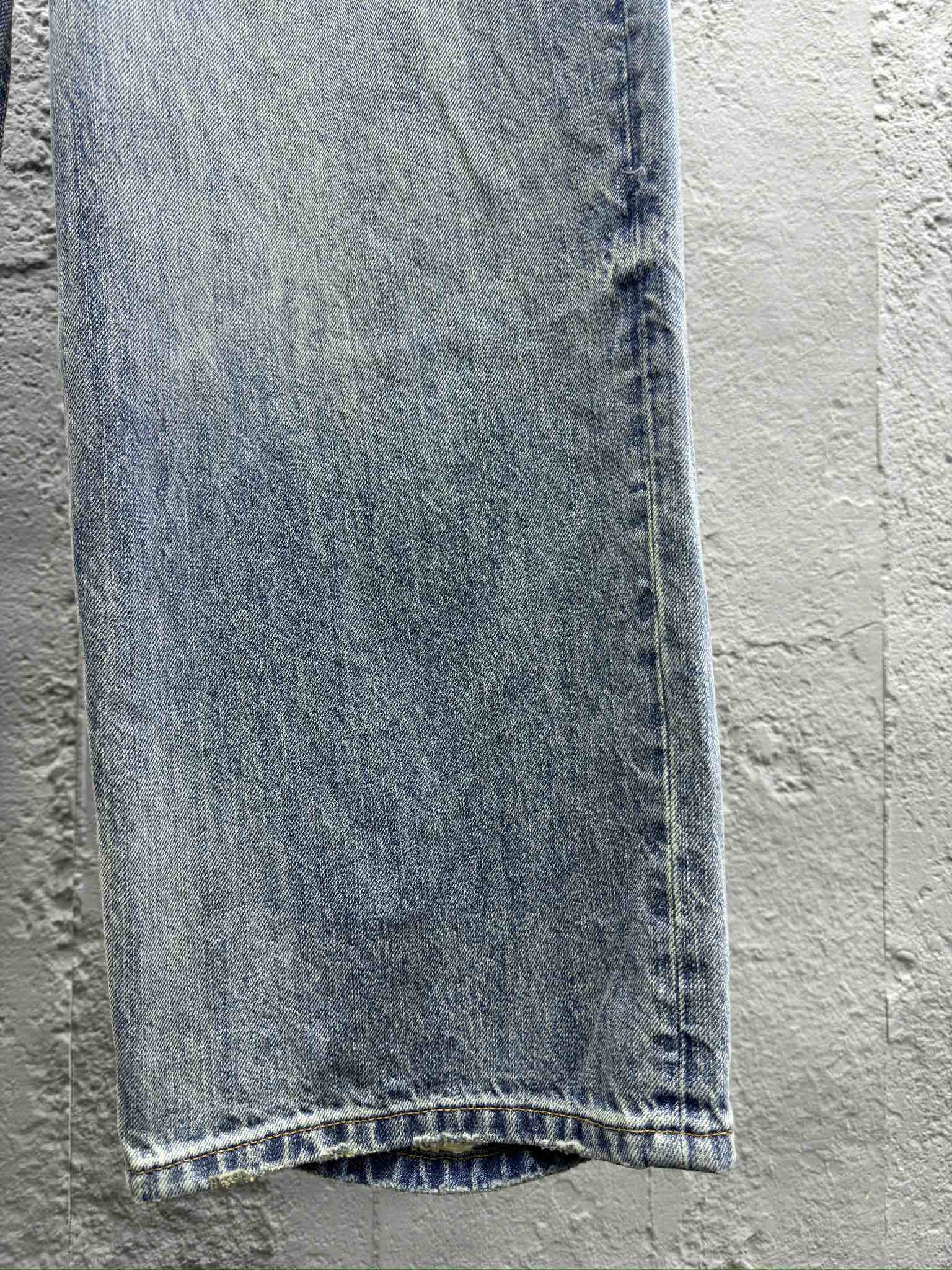 Balenciaga 腰带环破洞扭褶直筒牛仔裤 7