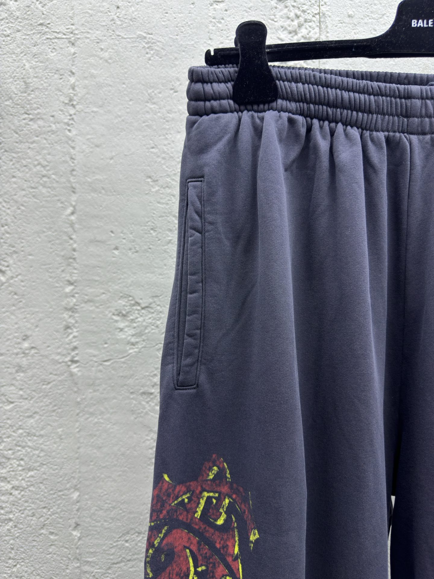 Balenciaga 火焰涂鸦字母logo长裤 4