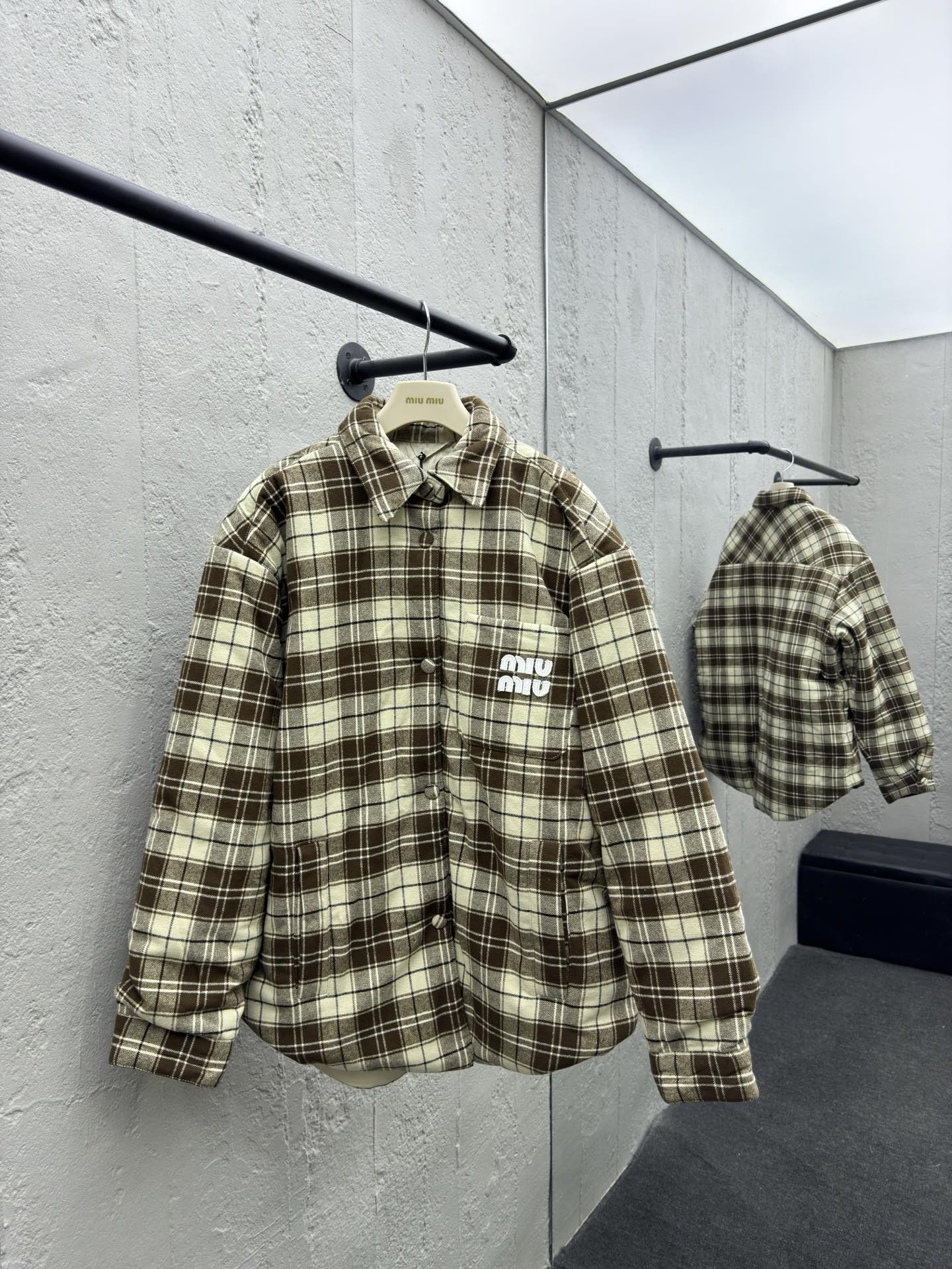 MIUMIU贴布徽标羽绒外套