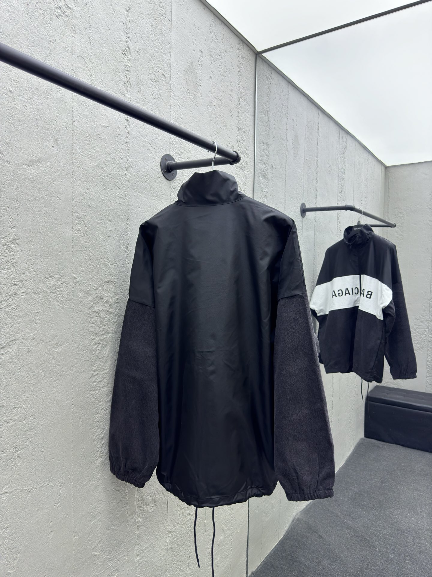 Balenciaga 撞色拼接冲锋衣外套 2